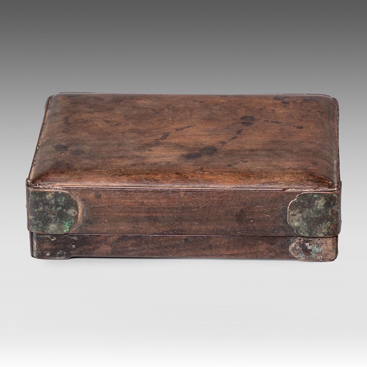 A Chinese hardwood box and cover, presumably zitan wood, late Qing, 18 x 13,5 - H 5 cm - Image 2 of 10