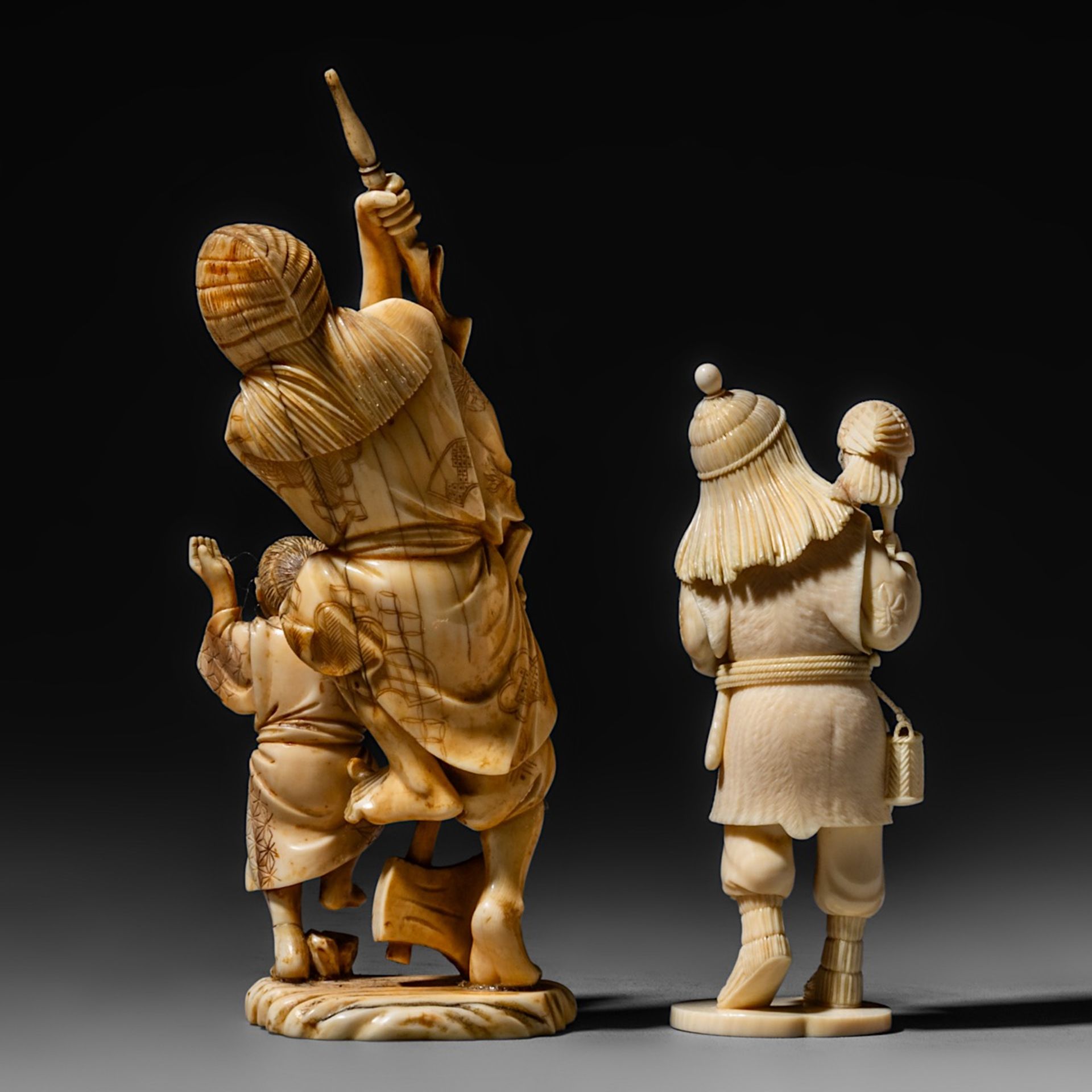 Two ivory okimono, Meiji period (1868-1912); one of a huntsman and his hawk, H 14,7 cm - 177 g, one - Image 4 of 10