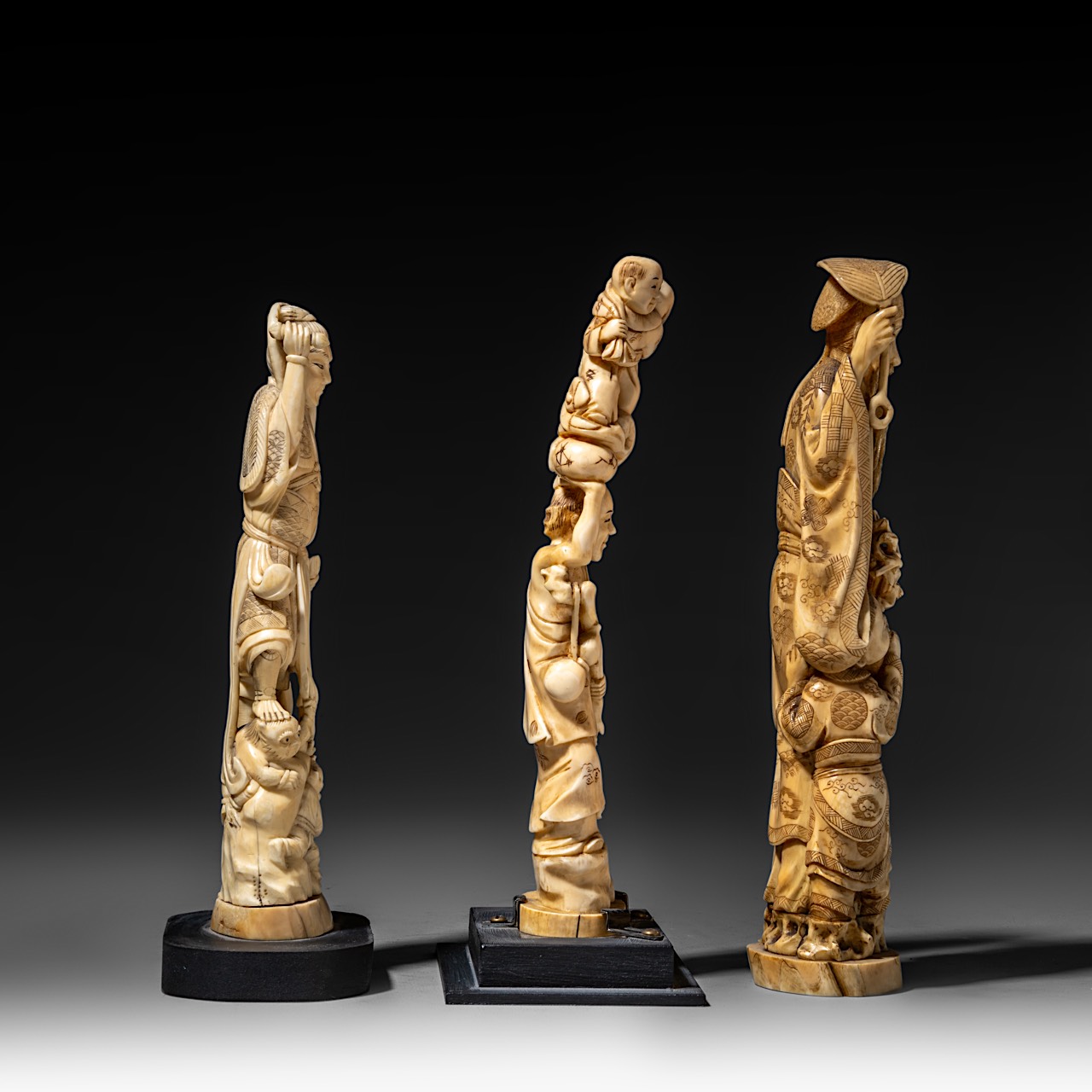 Three Japanese walrus ivory okimono, Taisho/early Showa period (1912-1950), H 28 cm - 864g / 27,5 cm - Image 5 of 12