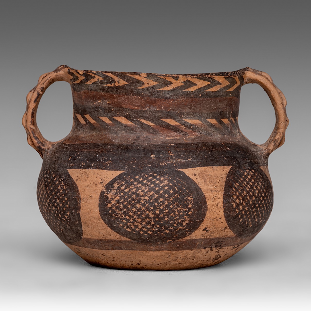 An elegant Chinese Neolithic Yangshao/Majiayao culture painted small pottery jar, Banshan-type, H 10 - Image 3 of 6