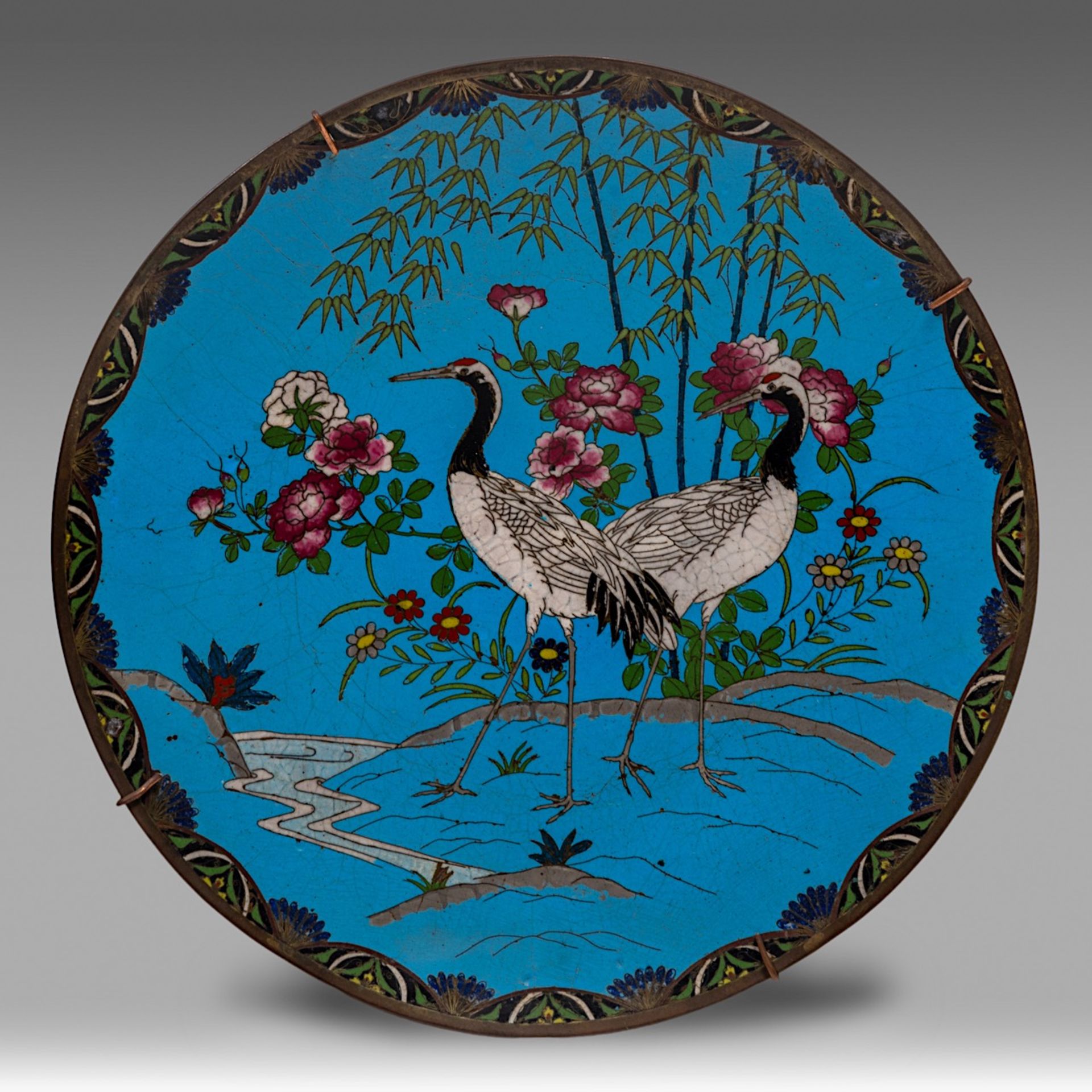 A matching assembled set of three Japanese cloisonne enamelled dishes with scenes of cranes, late Me - Bild 5 aus 5