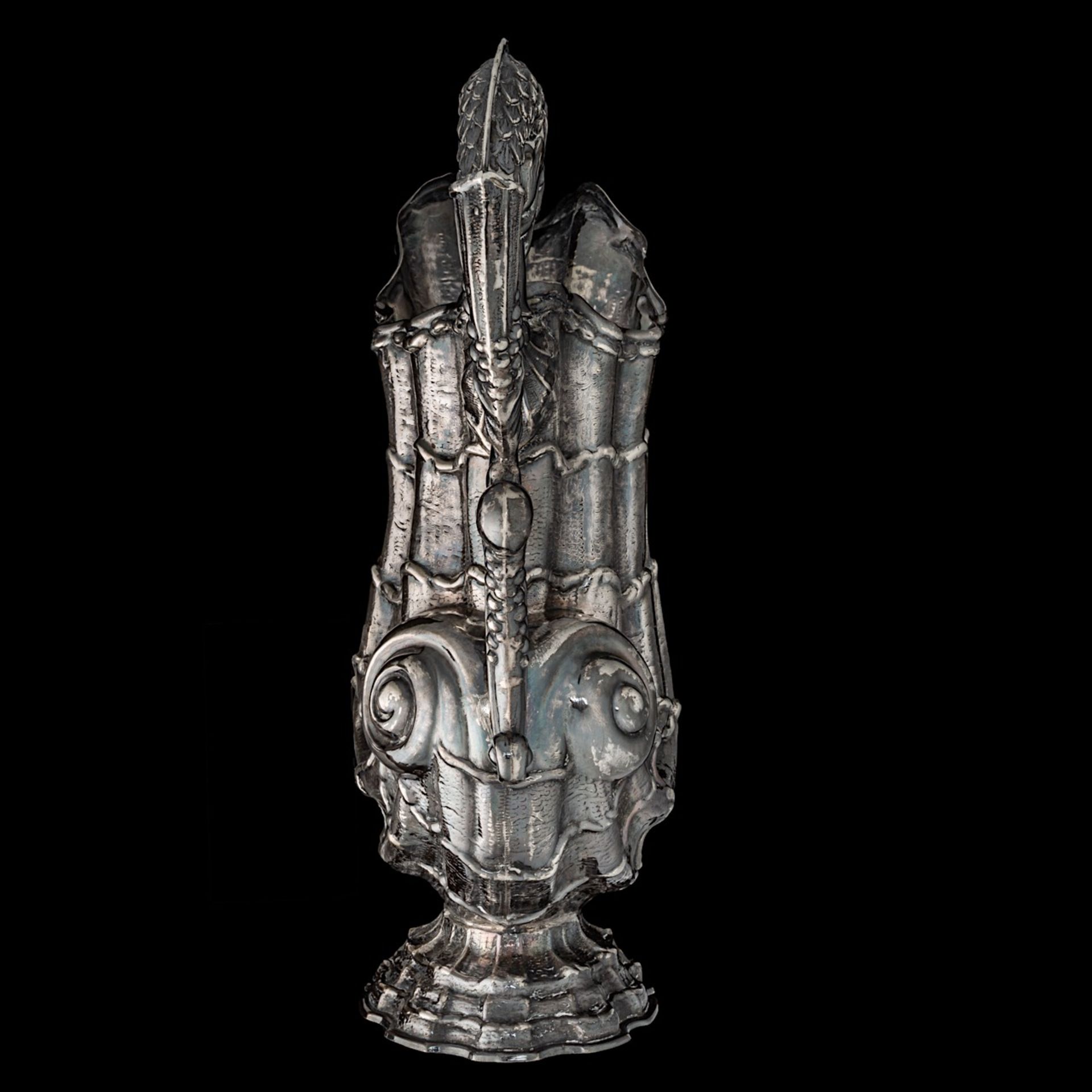 Two (19thC)- 20th-century silver turbo shell-shaped ewers, indecipherably hallmarked, H 25,5 - 26 cm - Bild 3 aus 13