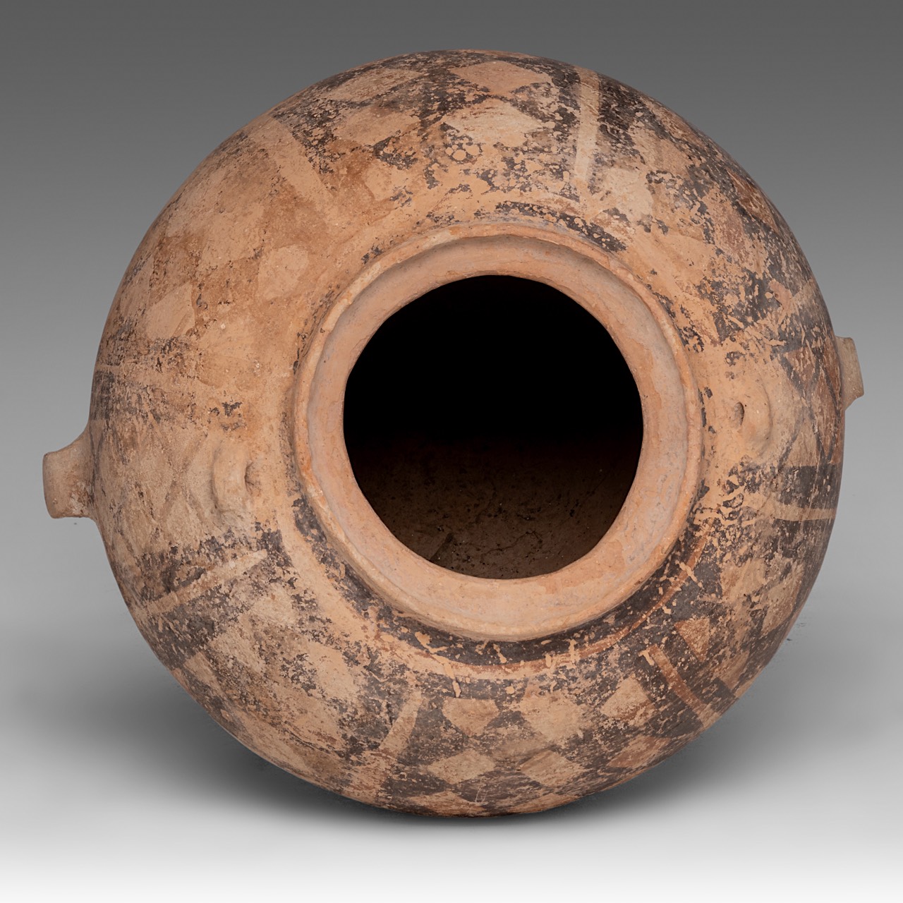 A Chinese Neolithic Yangshao/Majiayao culture painted pottery jar, Banshan-type, H 22 cm - Image 5 of 6