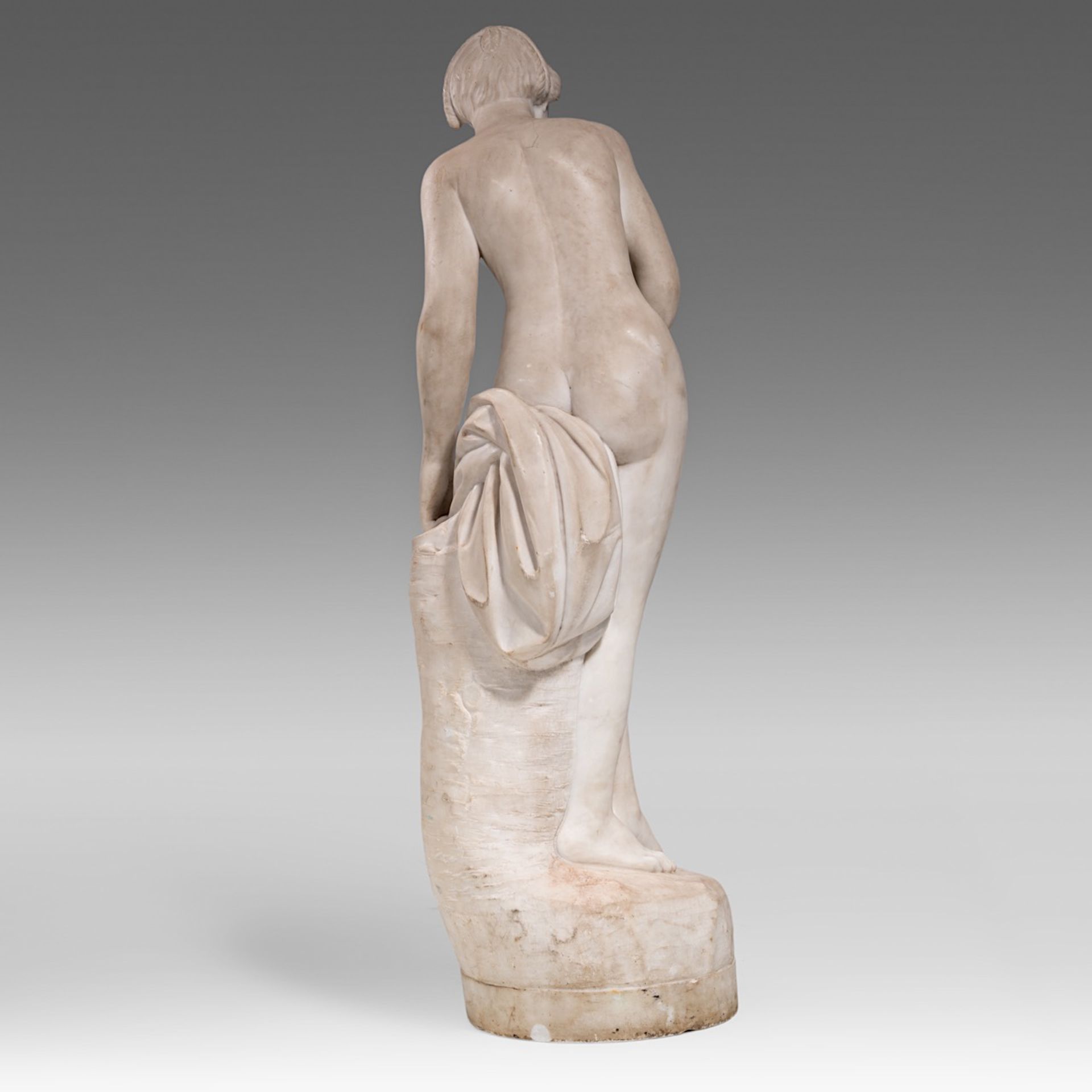 A Carrara marble sculpture of the bathing Venus, ca. 1900, H 98 cm - Image 4 of 11