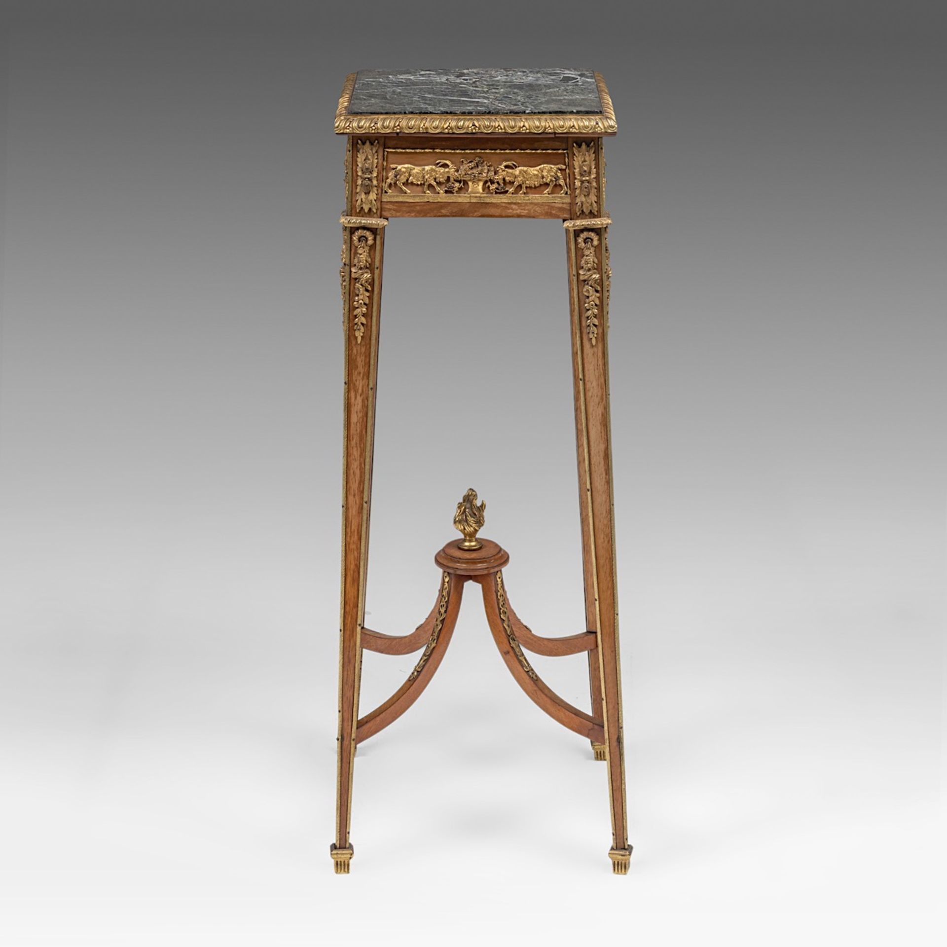A walnut marble-topped Louis XVI-style side table with gilt bronze mounts, H 87,5 cm - W 30 cm - D 3 - Bild 3 aus 7
