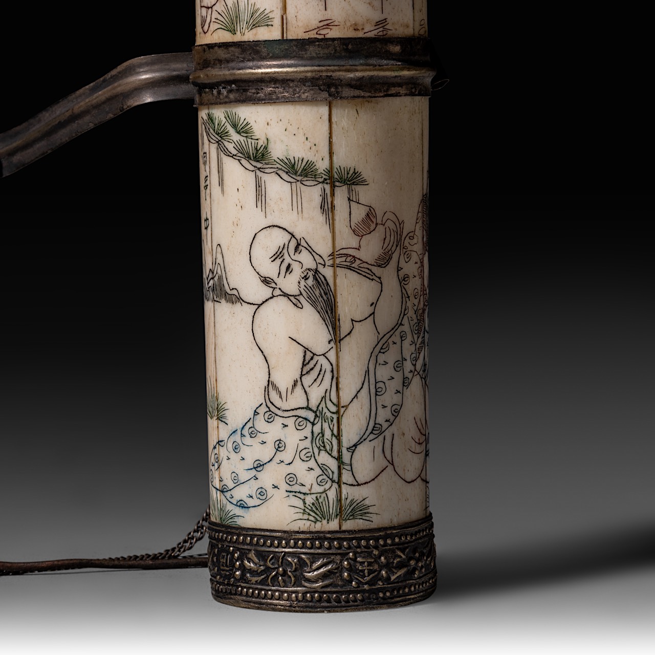 A Chinese opium pipe of engraved bone and metal, 20thC, L 30 cm - Image 10 of 22