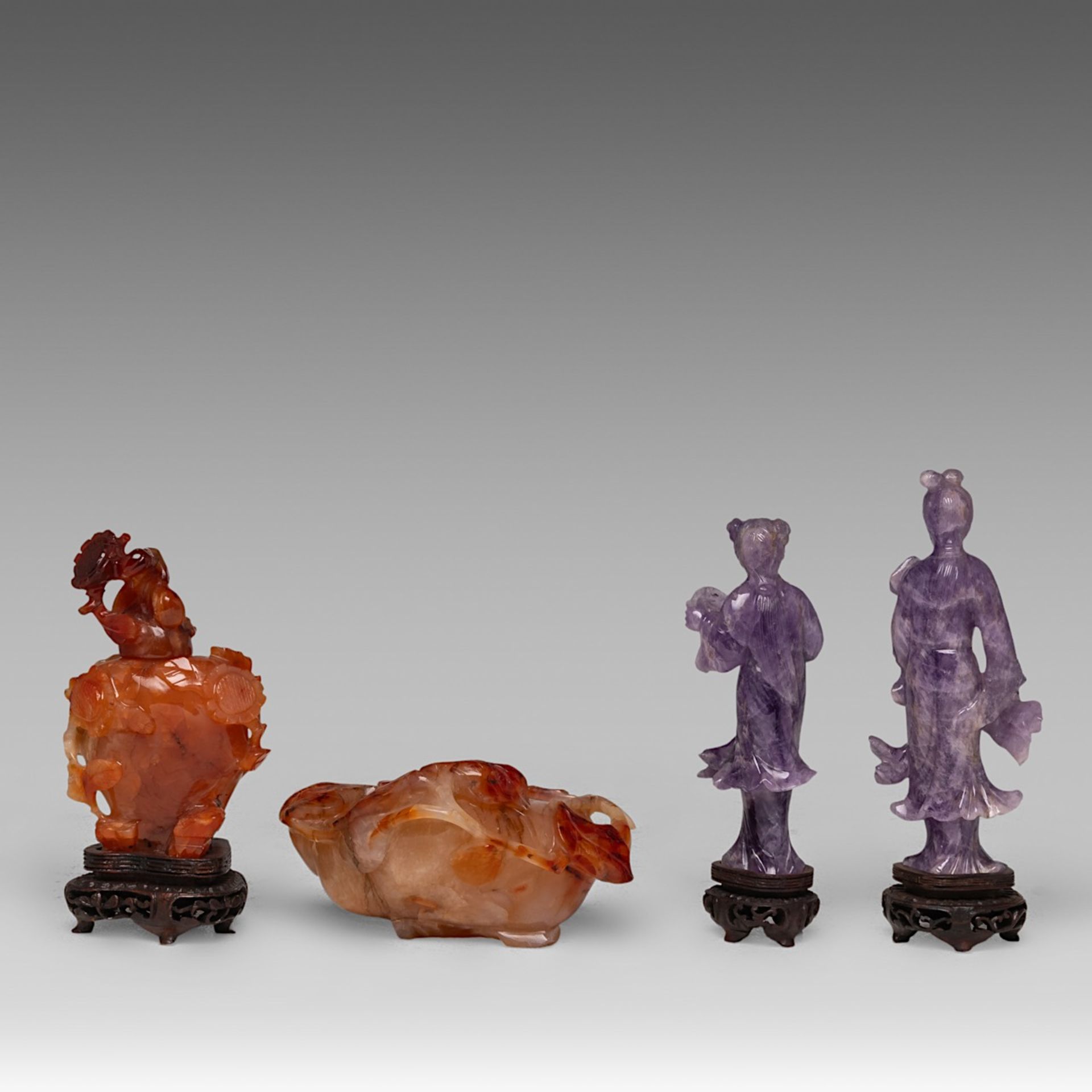 A collection of eleven Chinese mineral carvings and a pair of porcelain dishes, incl. two carnelian - Bild 10 aus 17