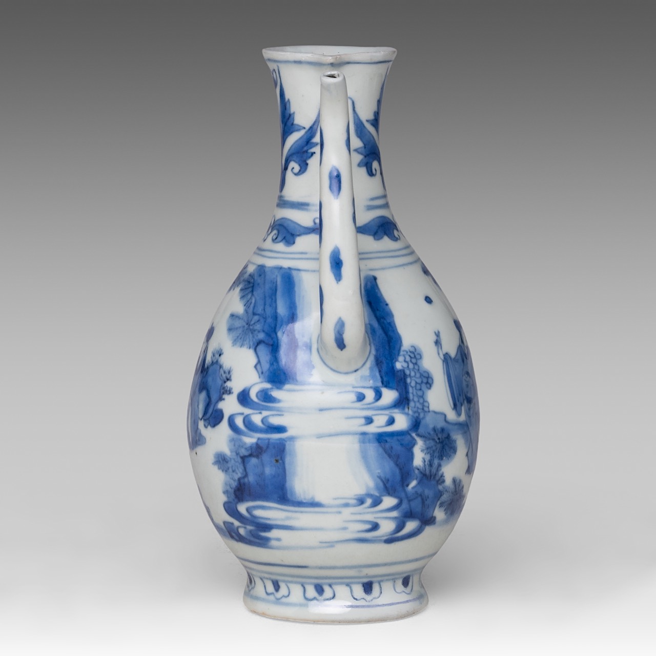 A Chinese blue and white 'Dignitary and Servant' ewer, Transitional period, H 20,5 cm - Image 4 of 6
