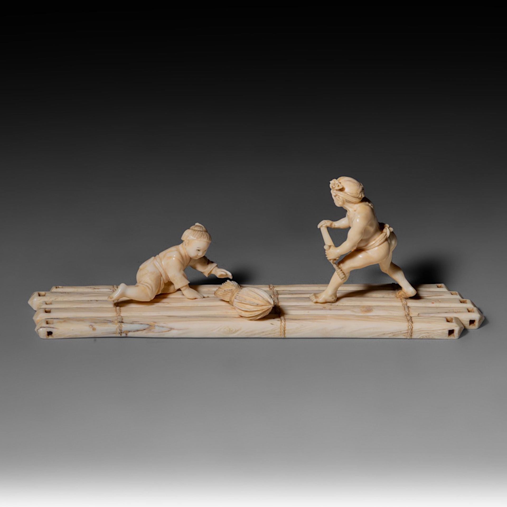 Two Japanese Meiji-period (1868-1912) ivory okimono; one depicts a man rowing a raft while a child s - Bild 9 aus 19