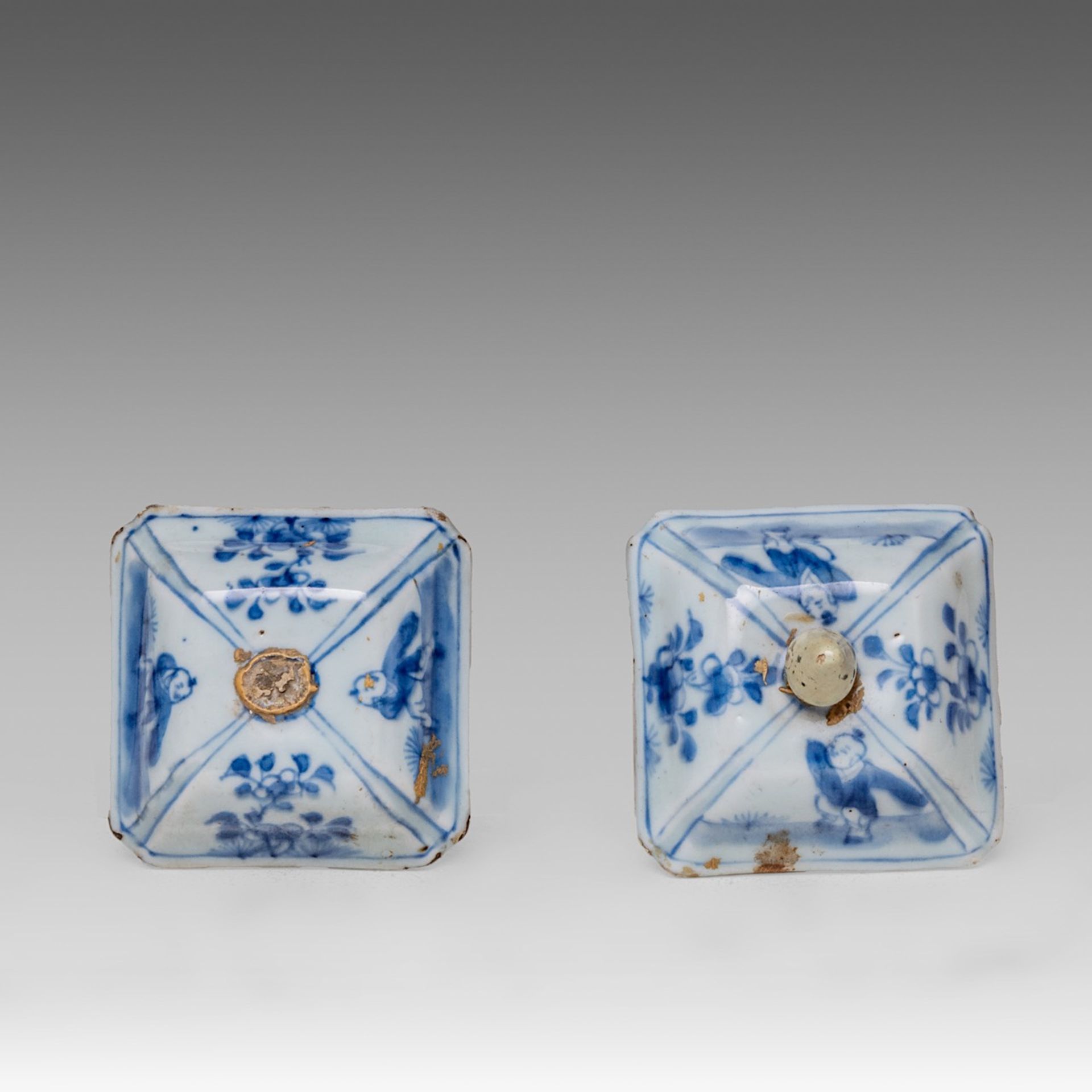 A pair of Chinese blue and white 'Beauty and Playful Boy' quadrangular baluster vase, Kangxi period, - Bild 7 aus 8