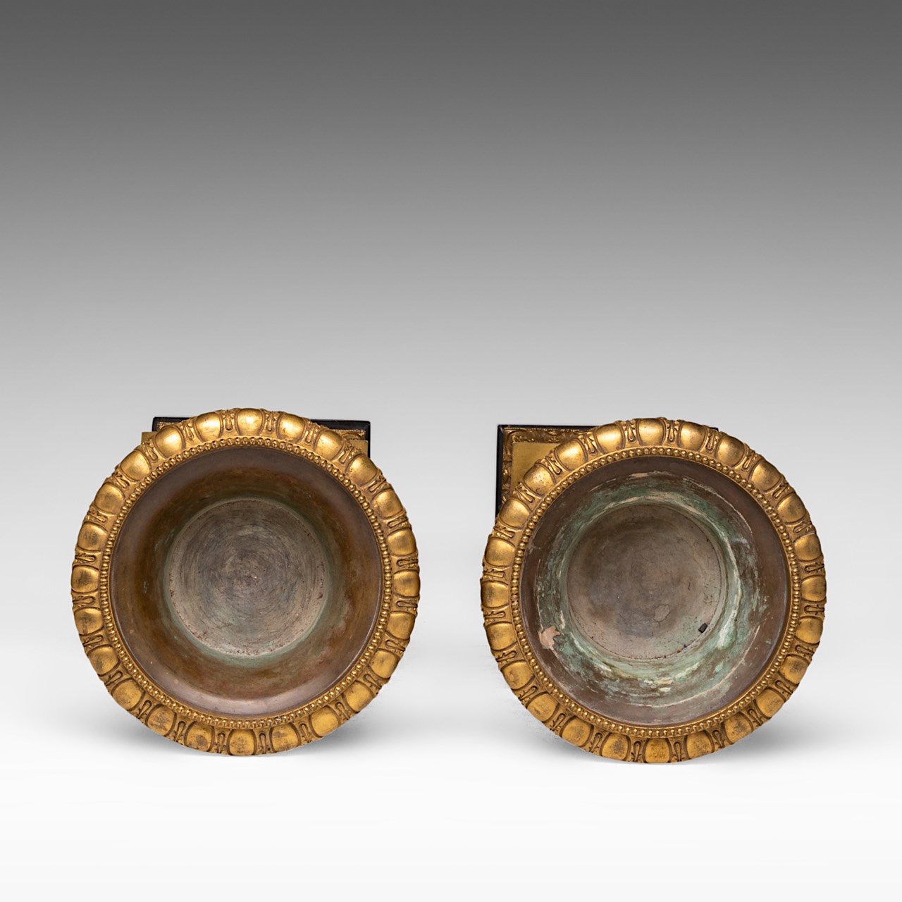 A fine pair of Neoclassical patinated and gilt bronze and black marble Medici type vases, H 45 cm - Image 5 of 5