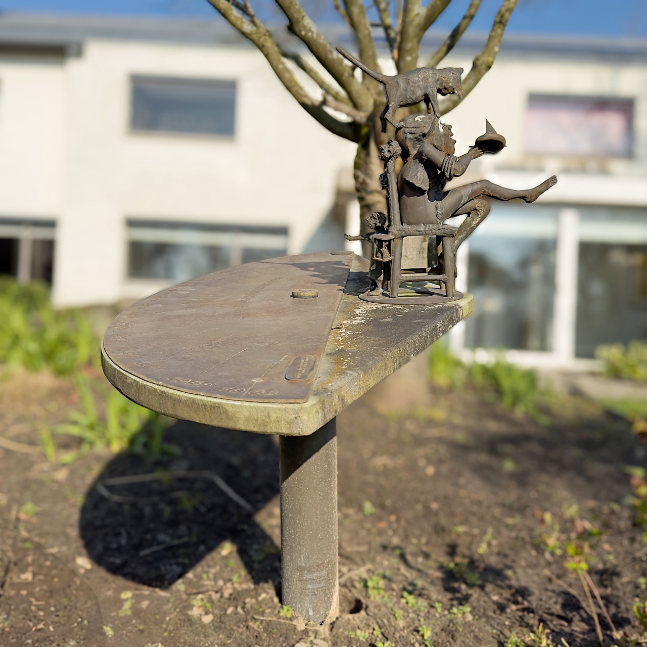 Jef Claerhout (1937-2022), 'Zonneschijn telt de tijd niet', 1995, patinated bronze garden sundial, H - Image 2 of 11