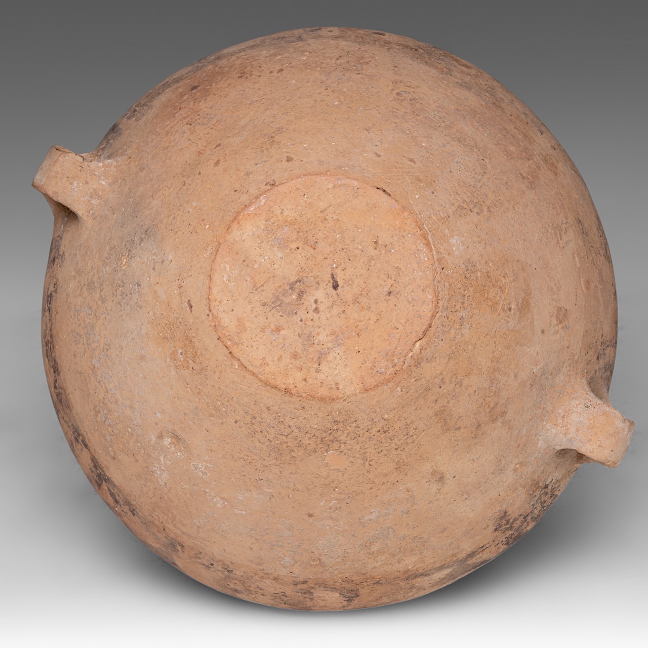 A Chinese Neolithic Yangshao/Majiayao culture painted pottery jar, Banshan-type, H 22 cm - Image 6 of 6