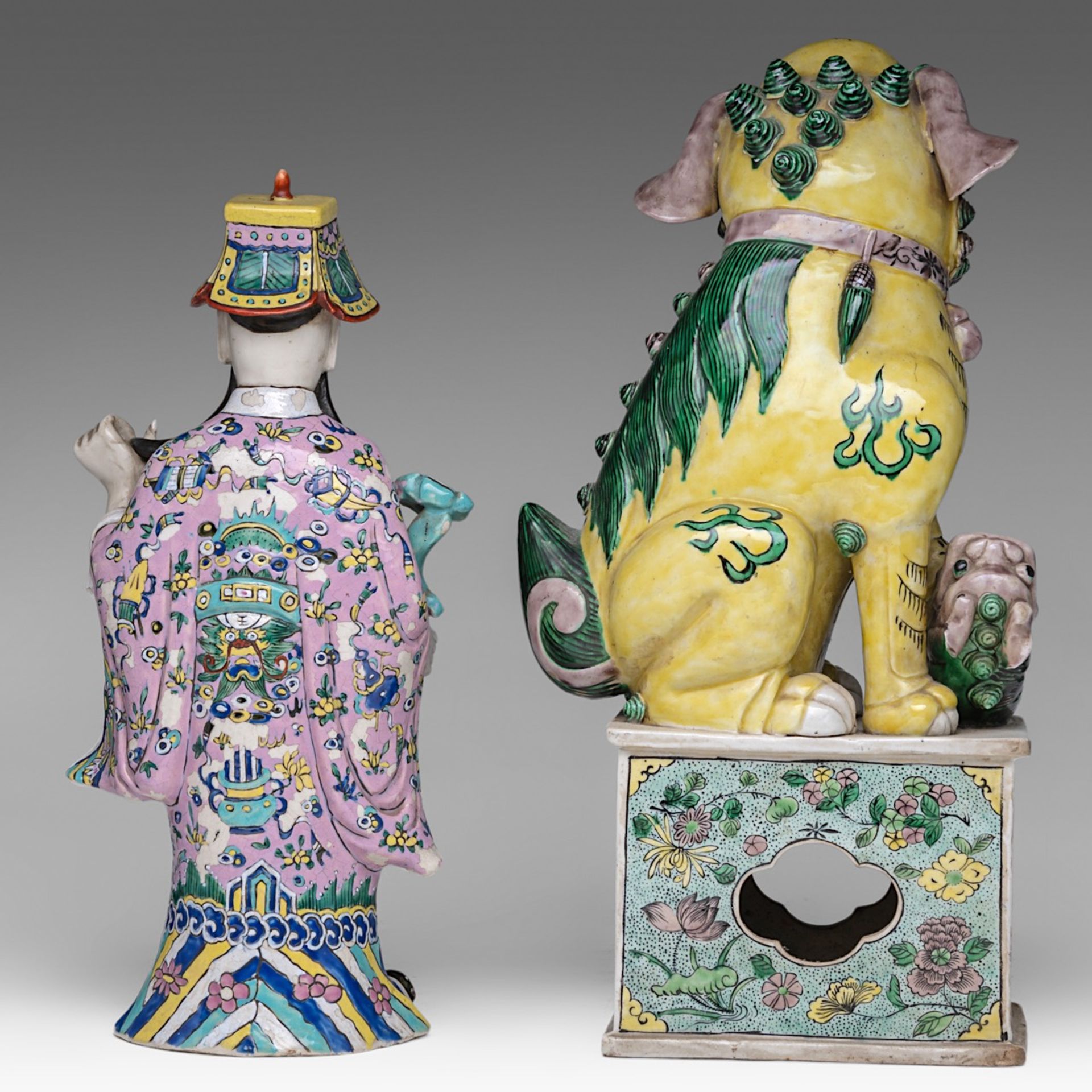 A Chinese famille verte Buddhist lion and cub, Republic period, H 42 cm - added a famille rose ename - Bild 4 aus 6