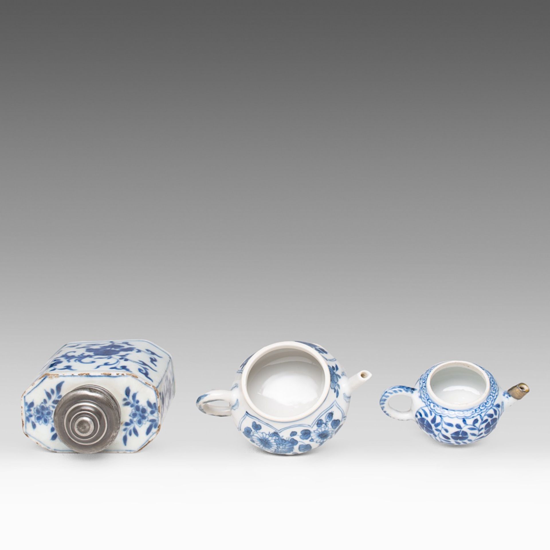 A small collection of three Chinese blue and white floral decorated tea ware, Kangxi period and 18th - Bild 6 aus 9