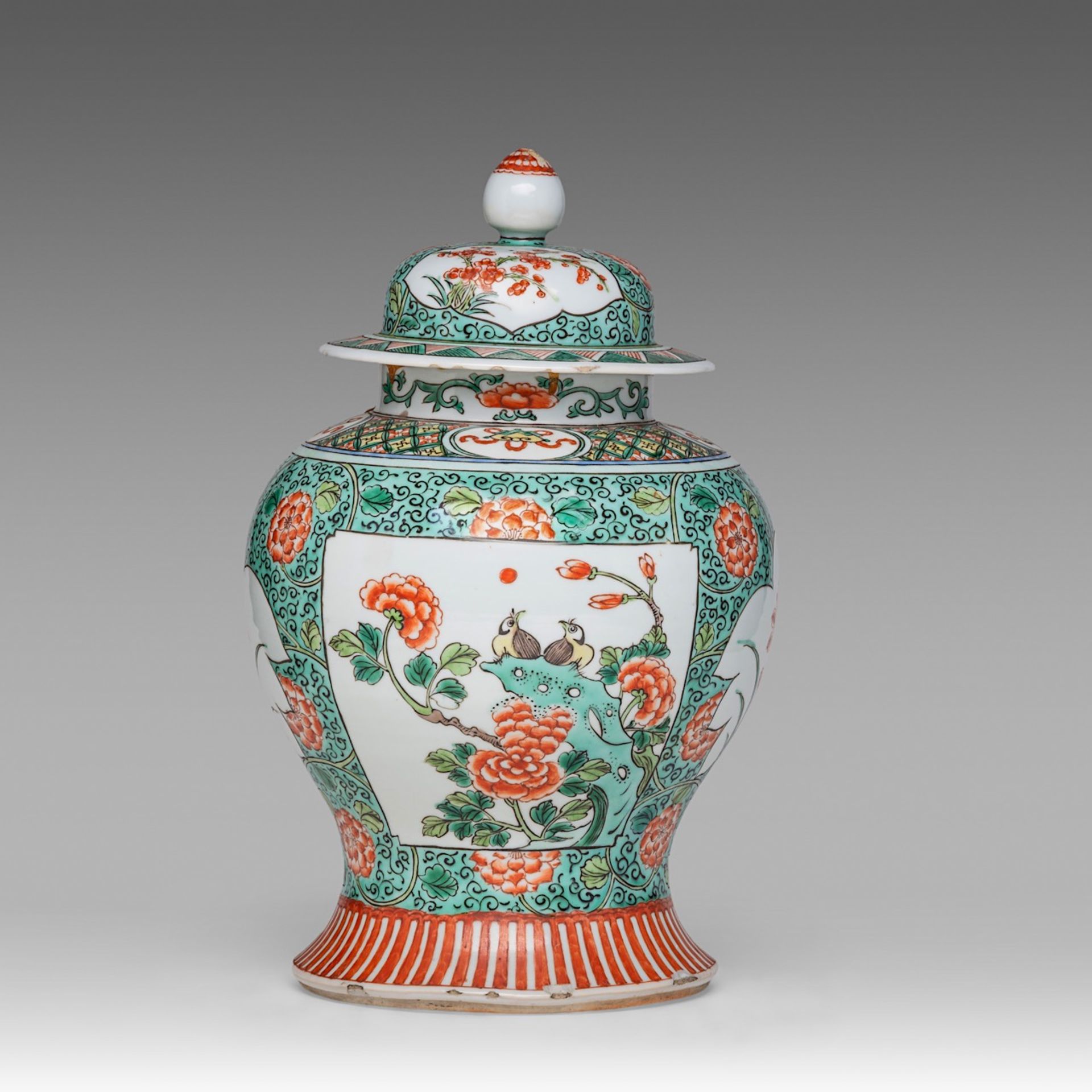 A Chinese famille verte 'Flower Gardens' covered vase, late 19thC/Republic period, H 35 cm - Bild 2 aus 7