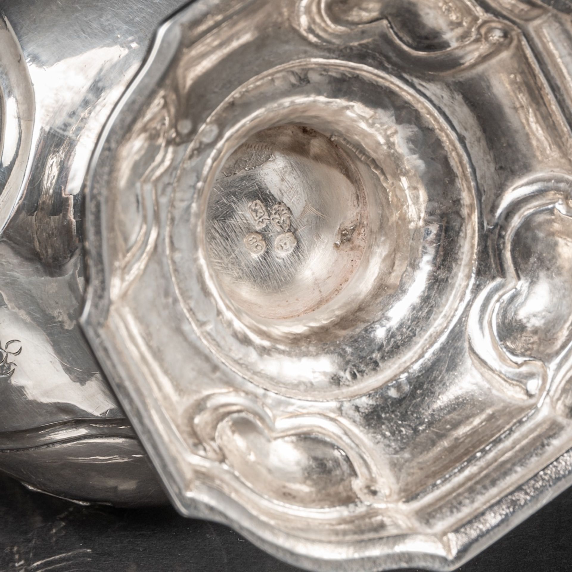 An 18thC silver mustard pot, Brussels hallmark, year letter (17)58, weight: ca 306 g (excl pewter in - Bild 9 aus 9