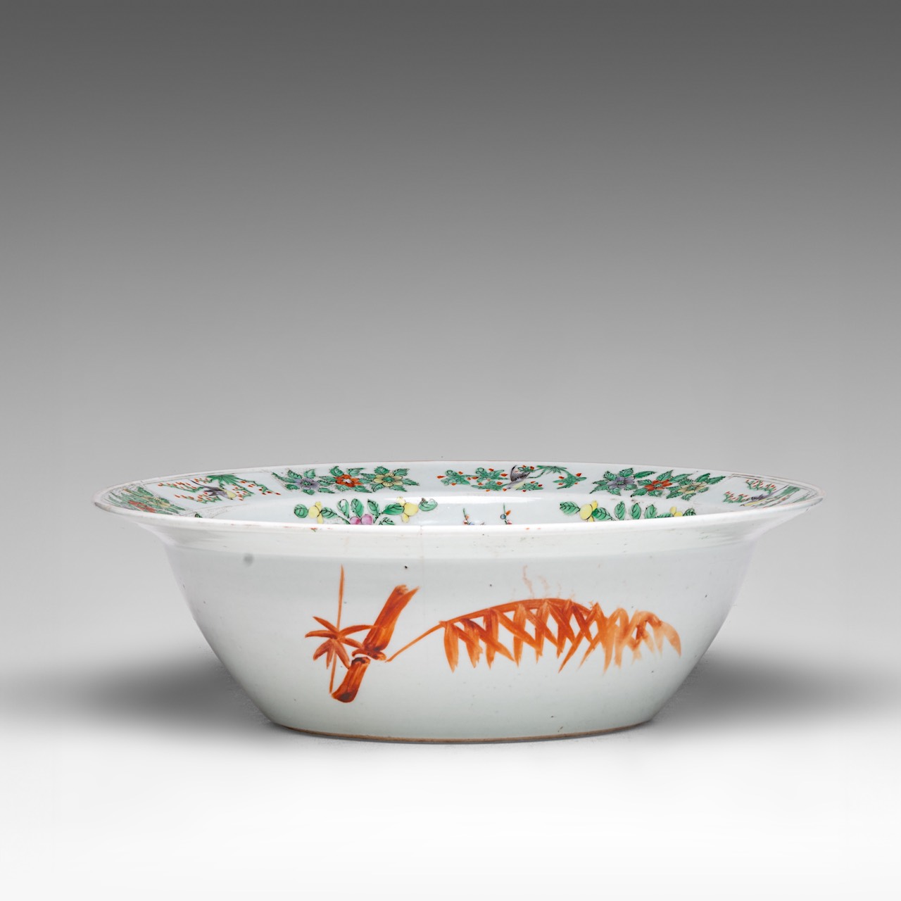 A Chinese Qianjiangcai 'Ladies in a chamber' basin bowl, late 19thC, dia 37,5 - H 11,8 cm - Image 4 of 7