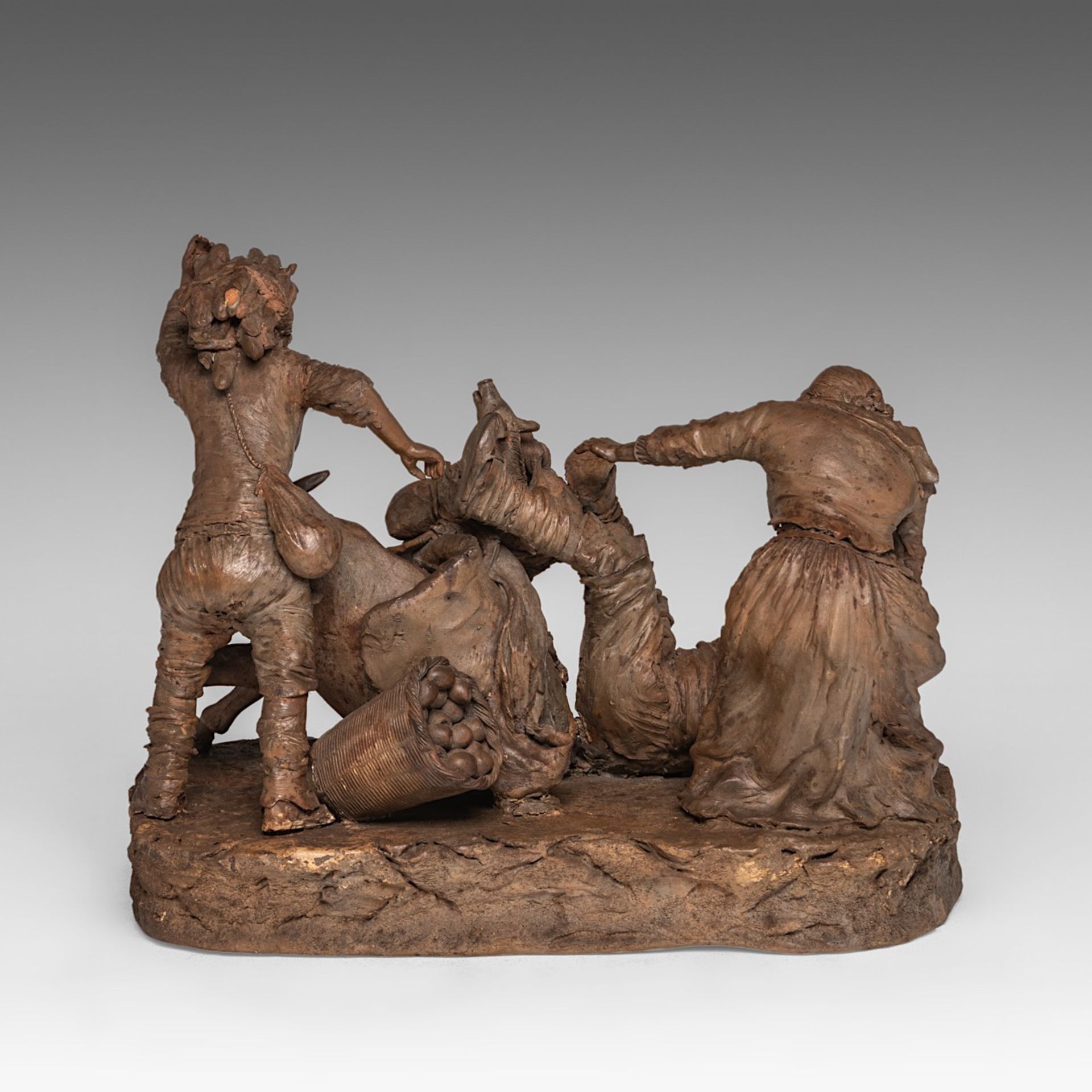 A fine terracotta group with an animated scene of a man falling off his mule, 19tC, H 29 - W 35 cm - Bild 4 aus 7