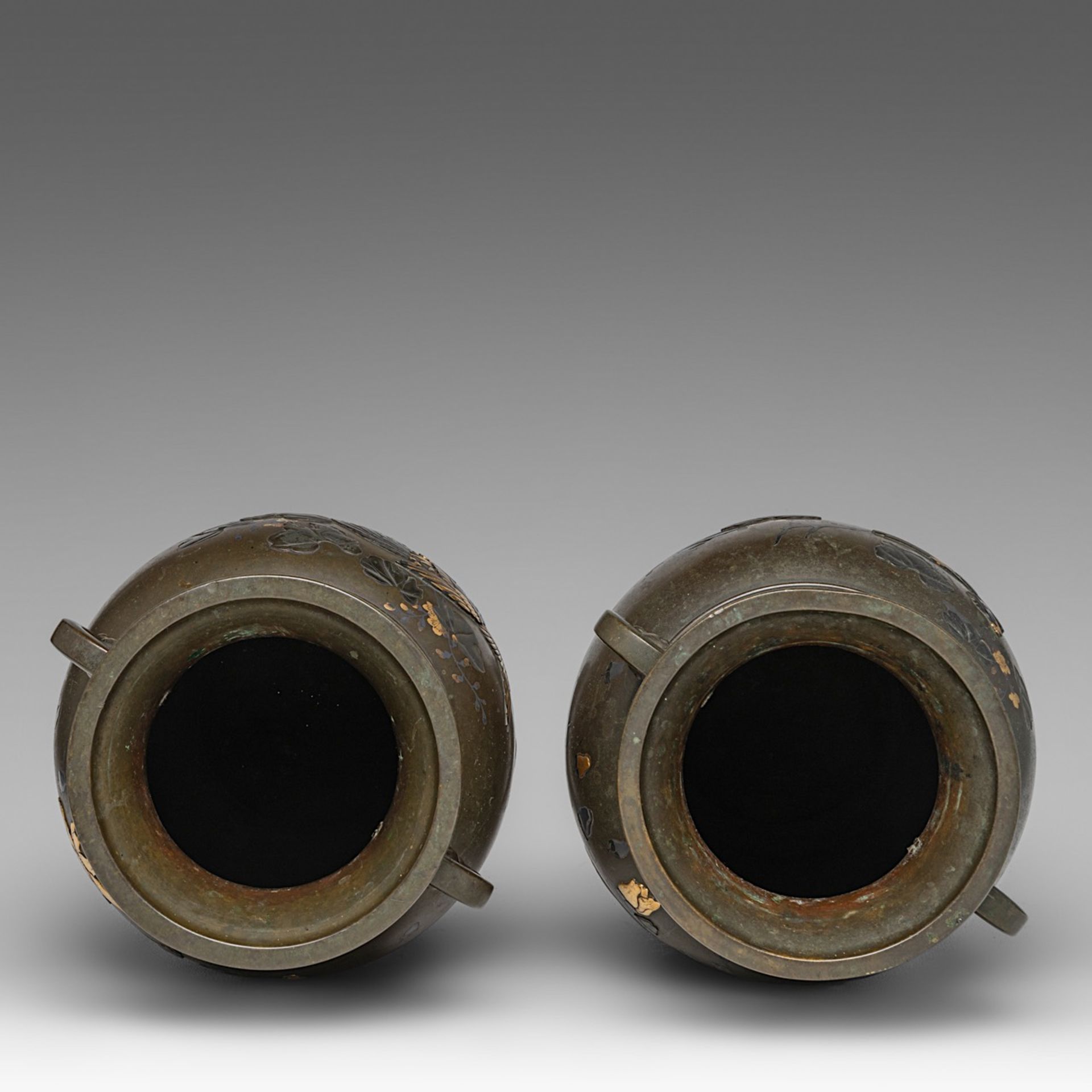 A pair of Japanese bronze 'Phoenix' vases with gilt details, Meiji period (1868-1912), both H 41,5 c - Image 5 of 6