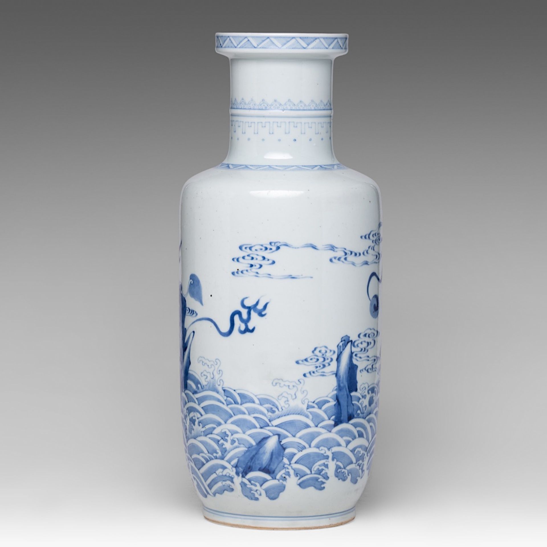 A Chinese blue and white 'Qilin amongst Waves' rouleau vase, late 19thC/20thC, H 48,5 cm - Bild 4 aus 6
