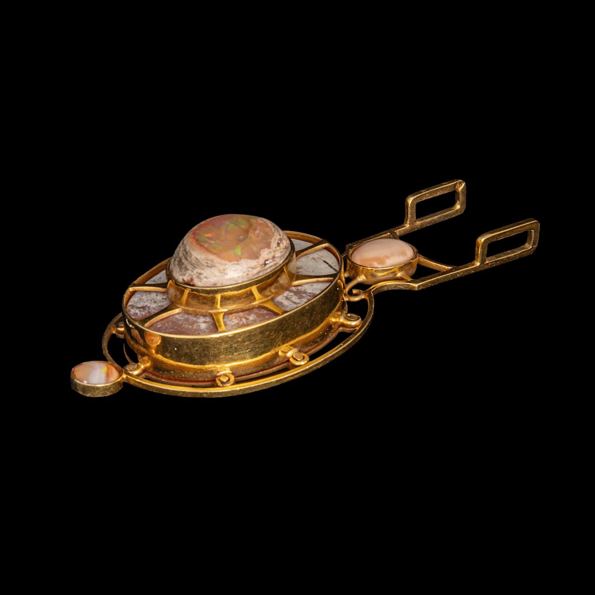 A pendant by Octave Landuyt in 18ct yellow gold, set with opal, H 7 cm, total weight: ca 25,8 g - Image 5 of 5