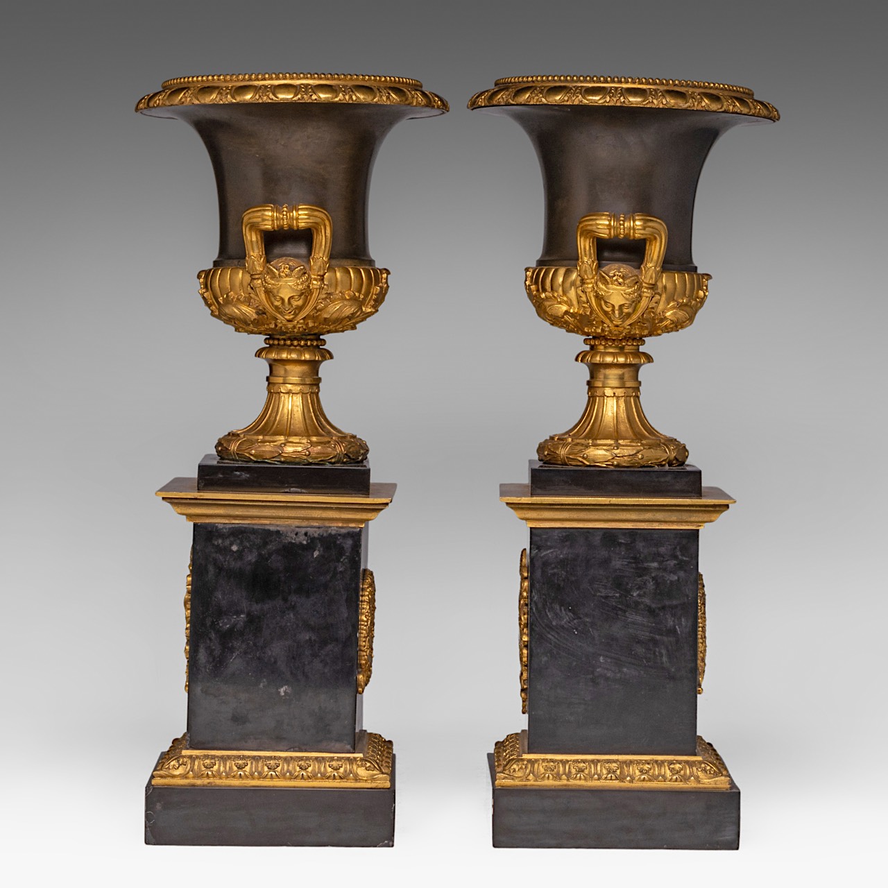 A fine pair of Neoclassical patinated and gilt bronze and black marble Medici type vases, H 45 cm - Image 2 of 5