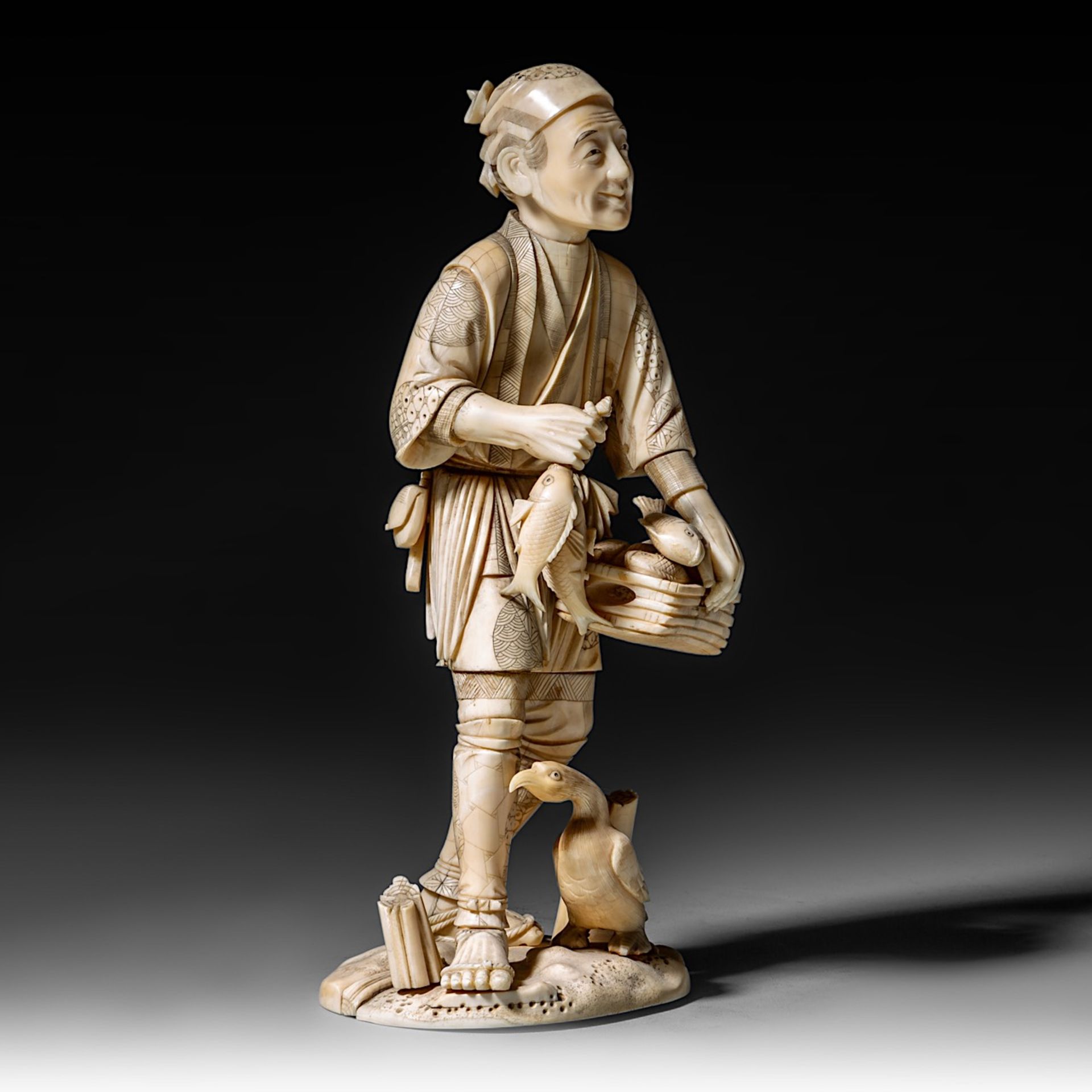 A Japanese hippo and walrus ivory okimono of a man selling fish, Meiji period (1868-1912), H 28,5 cm - Image 7 of 10