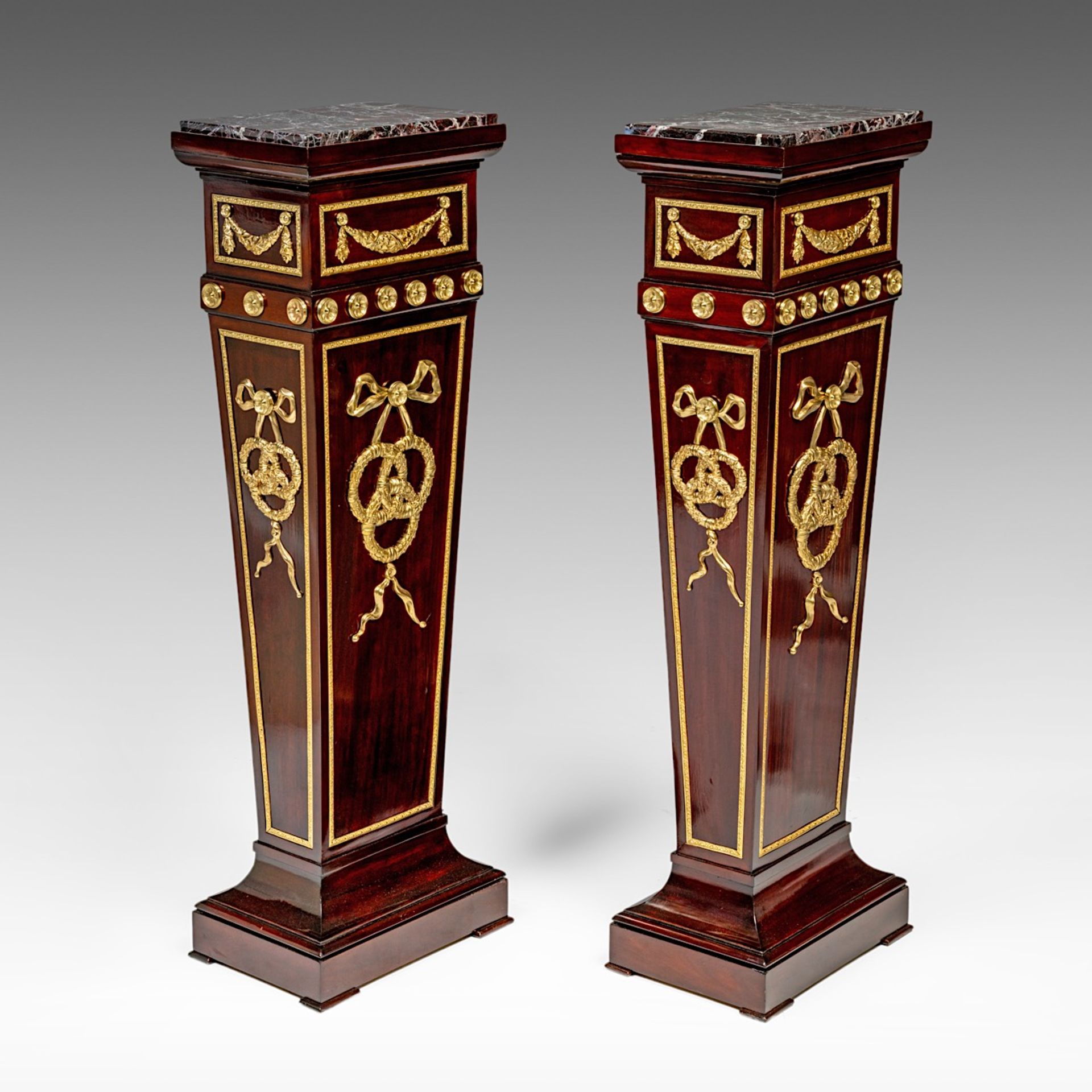 A pair of Louis XVI-style columns with marble tops and gilt bronze mounts, H 122 cm - W 38,5 cm - D