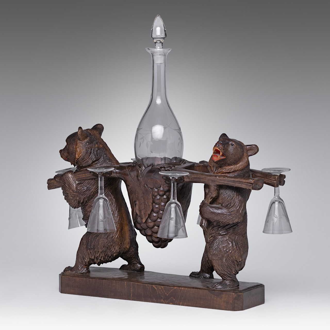A Black Forest carved wooden liquor stand with two bears carrying the decanter and six glasses, H 4 - Bild 10 aus 10