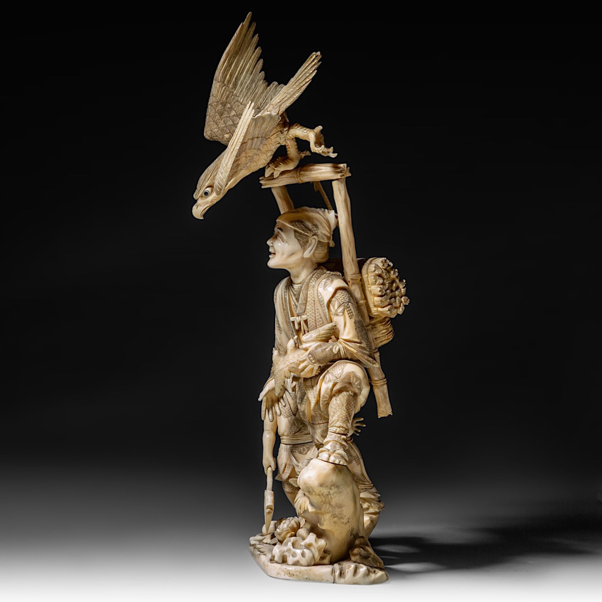 A large and fine Japanese walrus ivory okimono of a falconer and his son watching an eagle, Meiji pe - Bild 3 aus 13