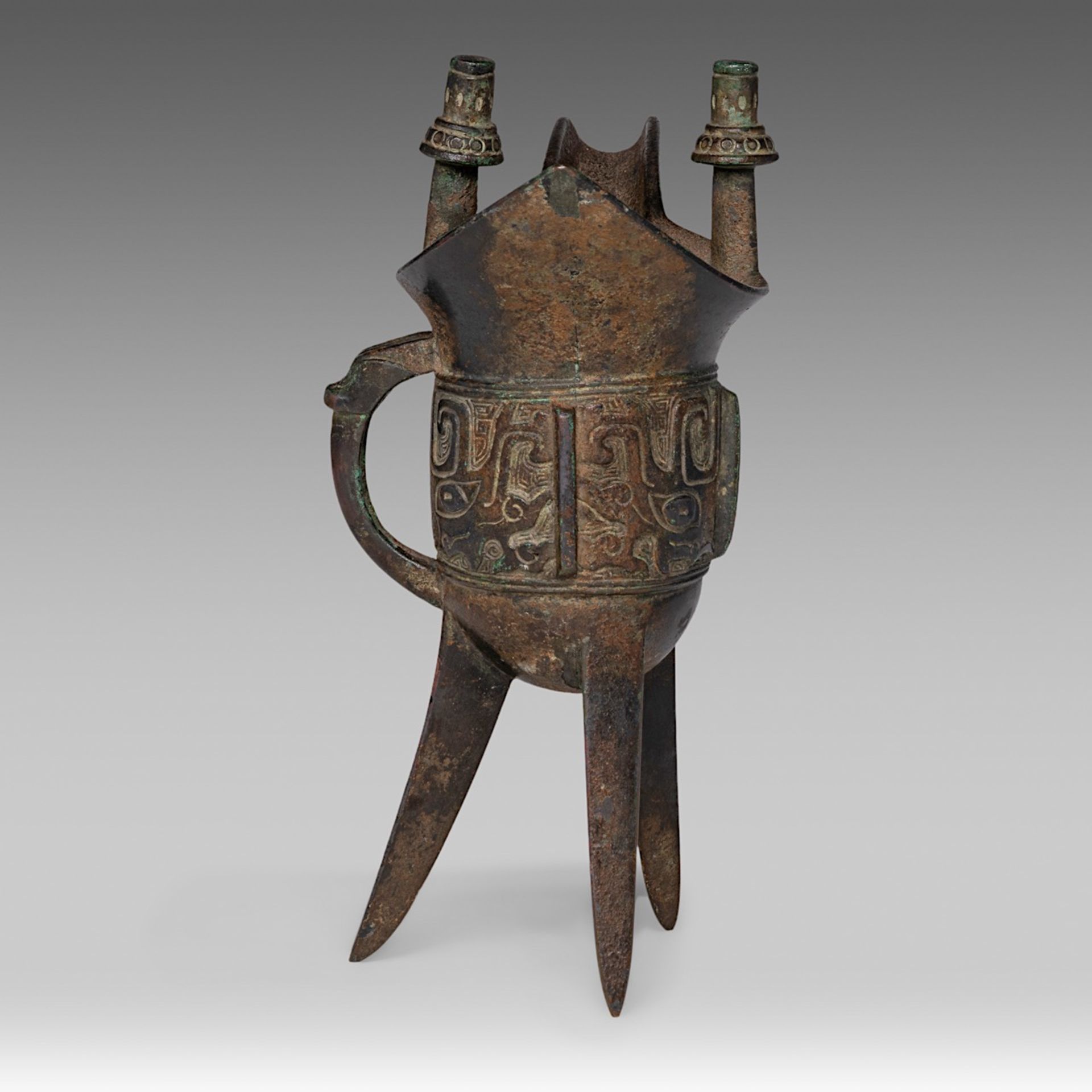 A Chinese archaistic ritual bronze 'Jue' vessel, Ming dynasty, H 19,2 - L 17,3 cm - Image 5 of 7