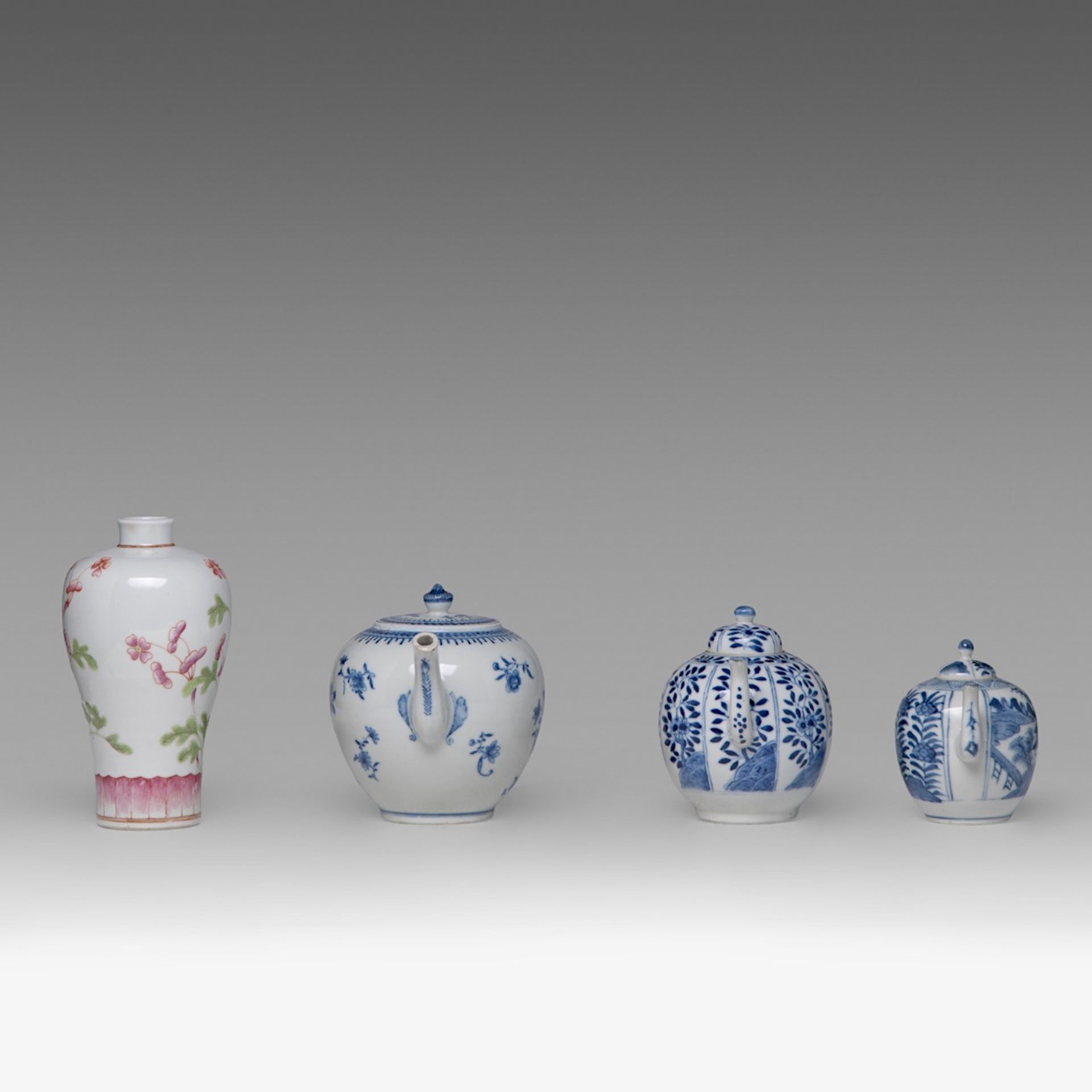 A small collection of Chinese porcelain ware, including a signed/ marked porcelain plaque, 18thC and - Bild 5 aus 5