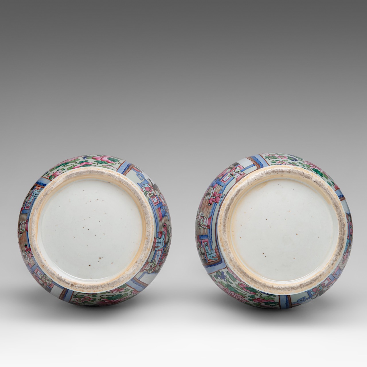 A fine pair of Chinese famille rose 'Beauties in a Chamber' vases, 19thC, H 44 cm - Image 6 of 6