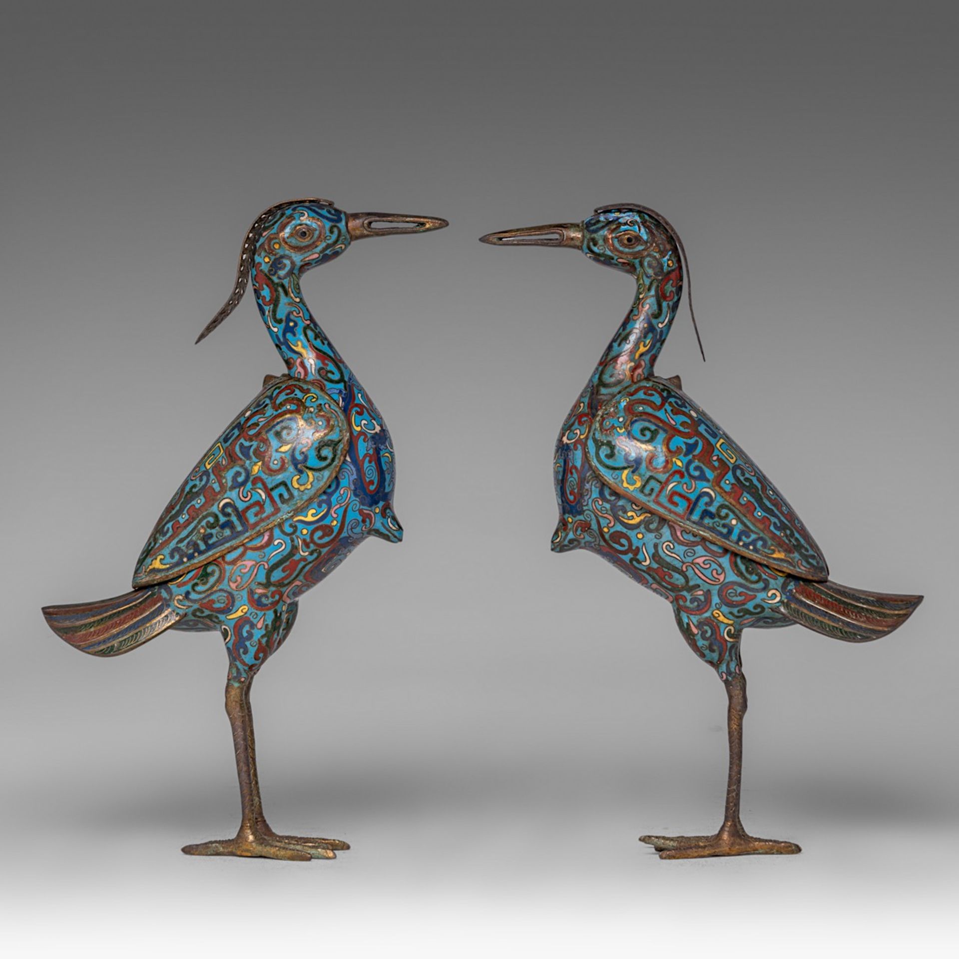 A pair of Chinese cloisonne enamelled bronze cranes, 20thC, both H 35 cm - Bild 2 aus 7