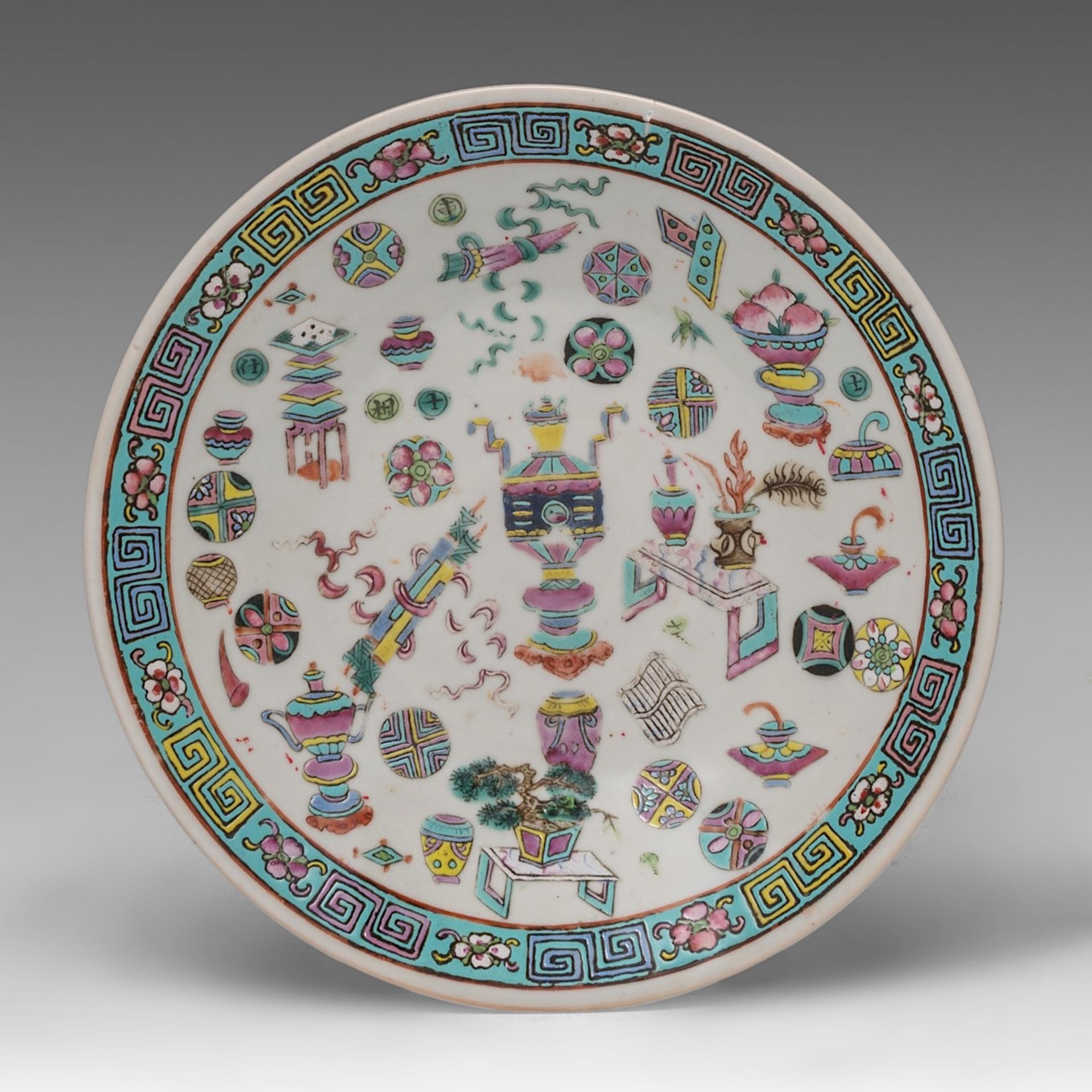 A collection of ten Chinese mineral carvings and a porcelain plate, incl. a carved mother-of-pearl s - Bild 3 aus 23