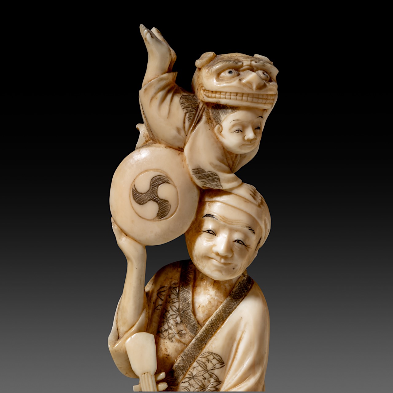 Two Japanese walrus ivory okimono of fathers with their children, Taisho period (1912-1926), H 27 cm - Image 11 of 11