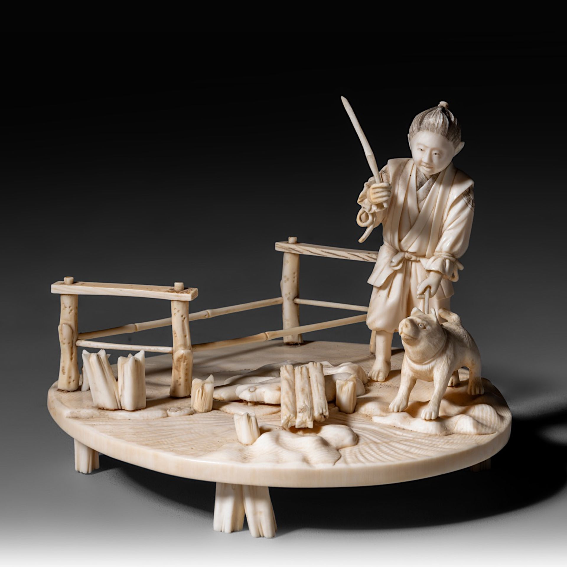 A Japanese Meiji-period ivory okimono, H 9,7 - W 11,9 cm / 171 g (+)