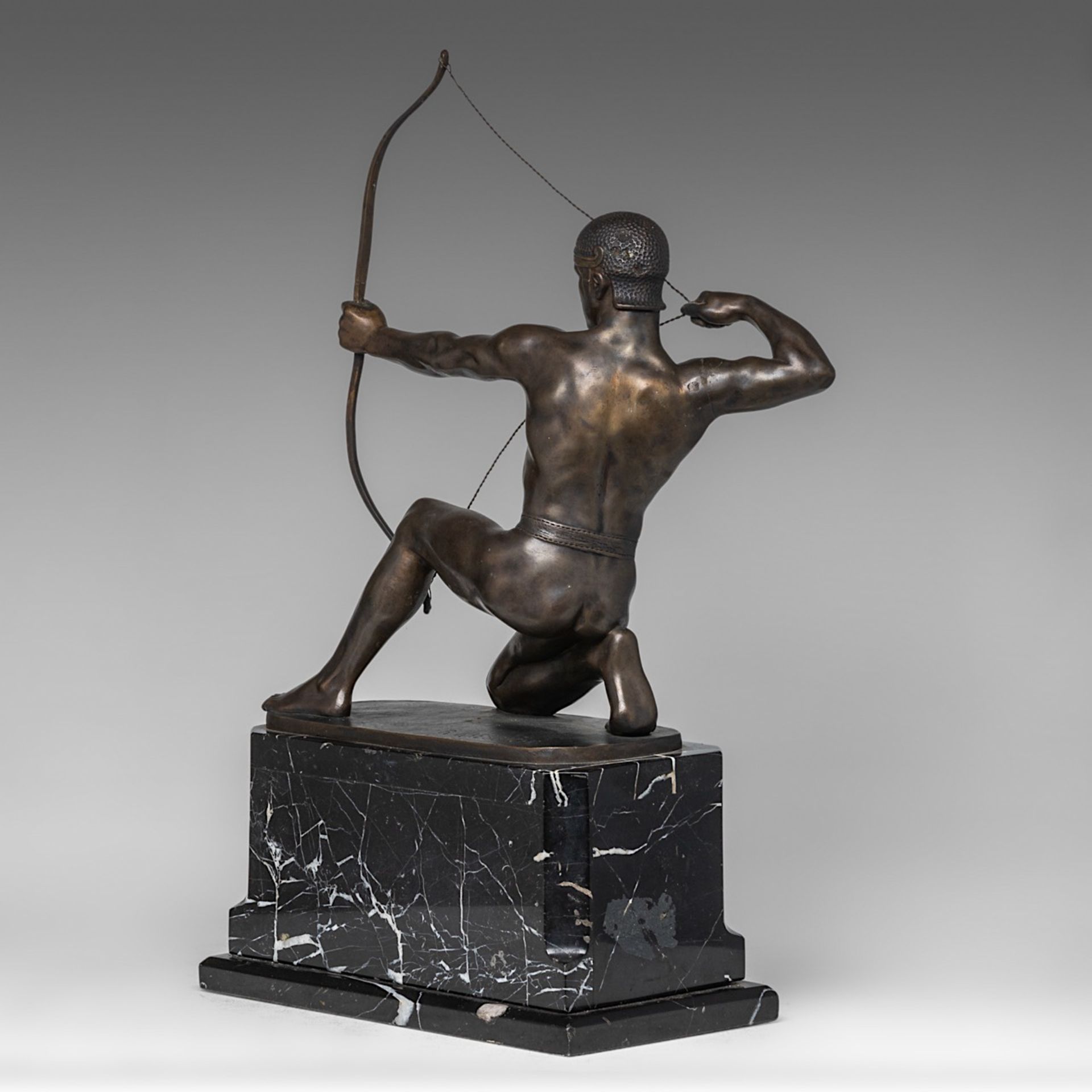 Rudolf Kaesbach (1873-1955), Spartan archer, patinated bronze Art Deco sculpture on a marble base, H - Bild 6 aus 9
