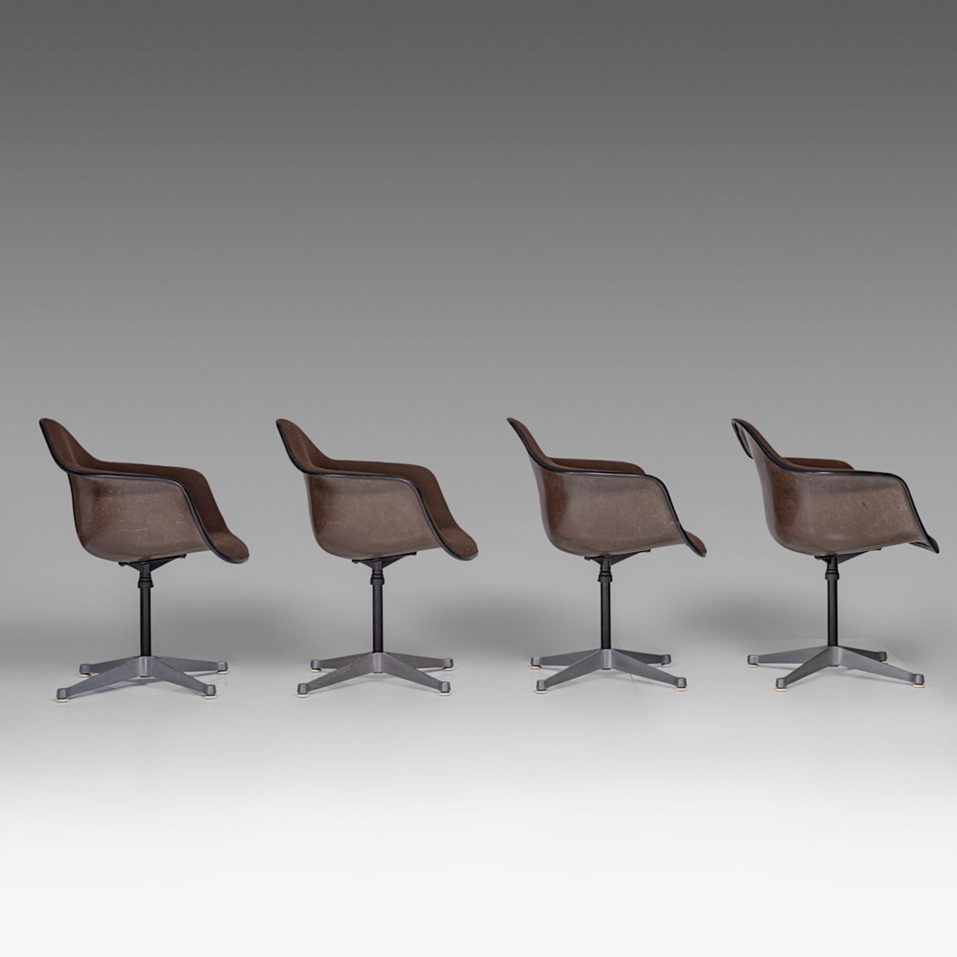 A set of 8 Charles & Ray Eames fibreglass shell chairs for Herman Miller, H 79 cm - Image 8 of 19