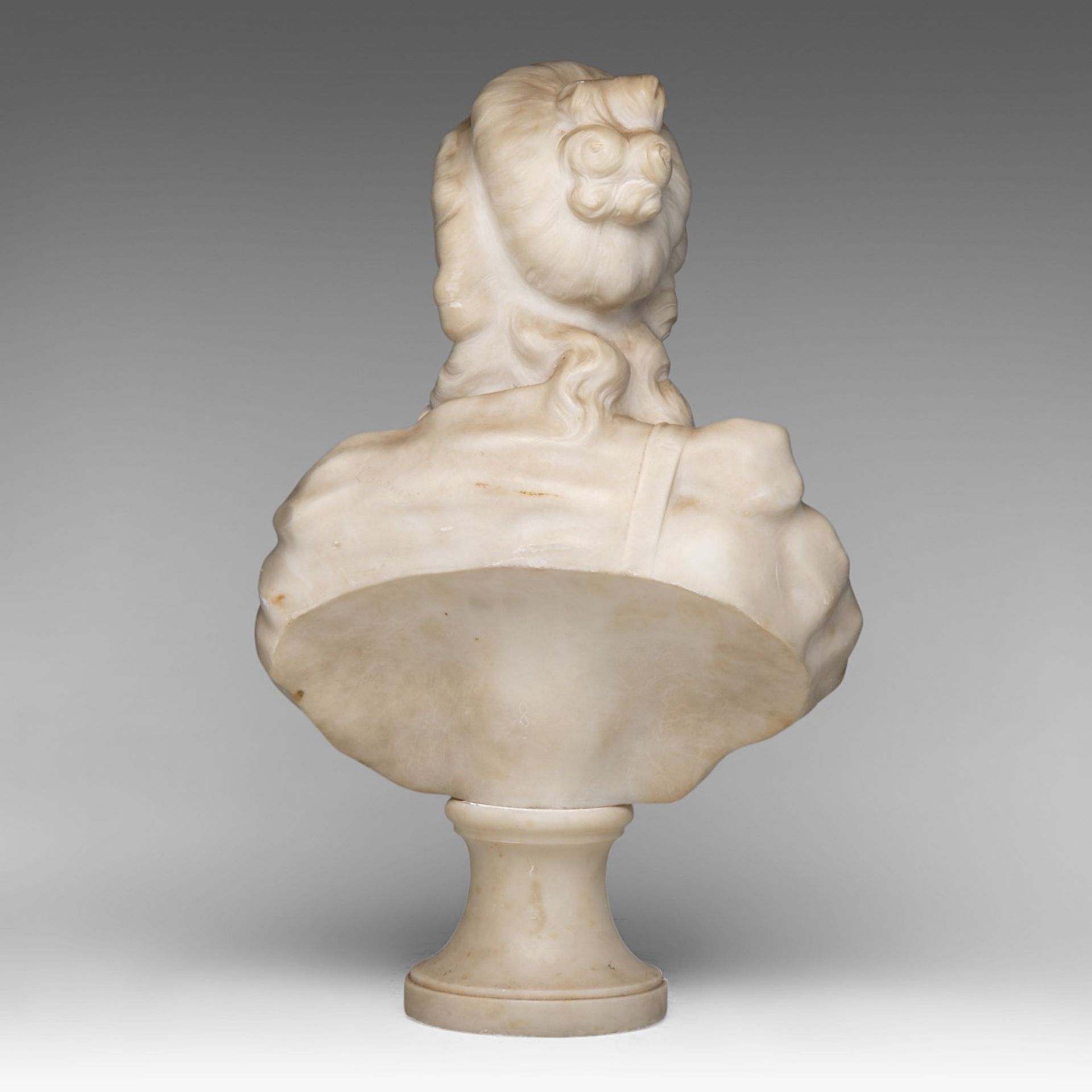 An alabaster bust of a female beauty in the Louis XVI era (Marie-Antoinette?), H 56 cm - Image 4 of 5