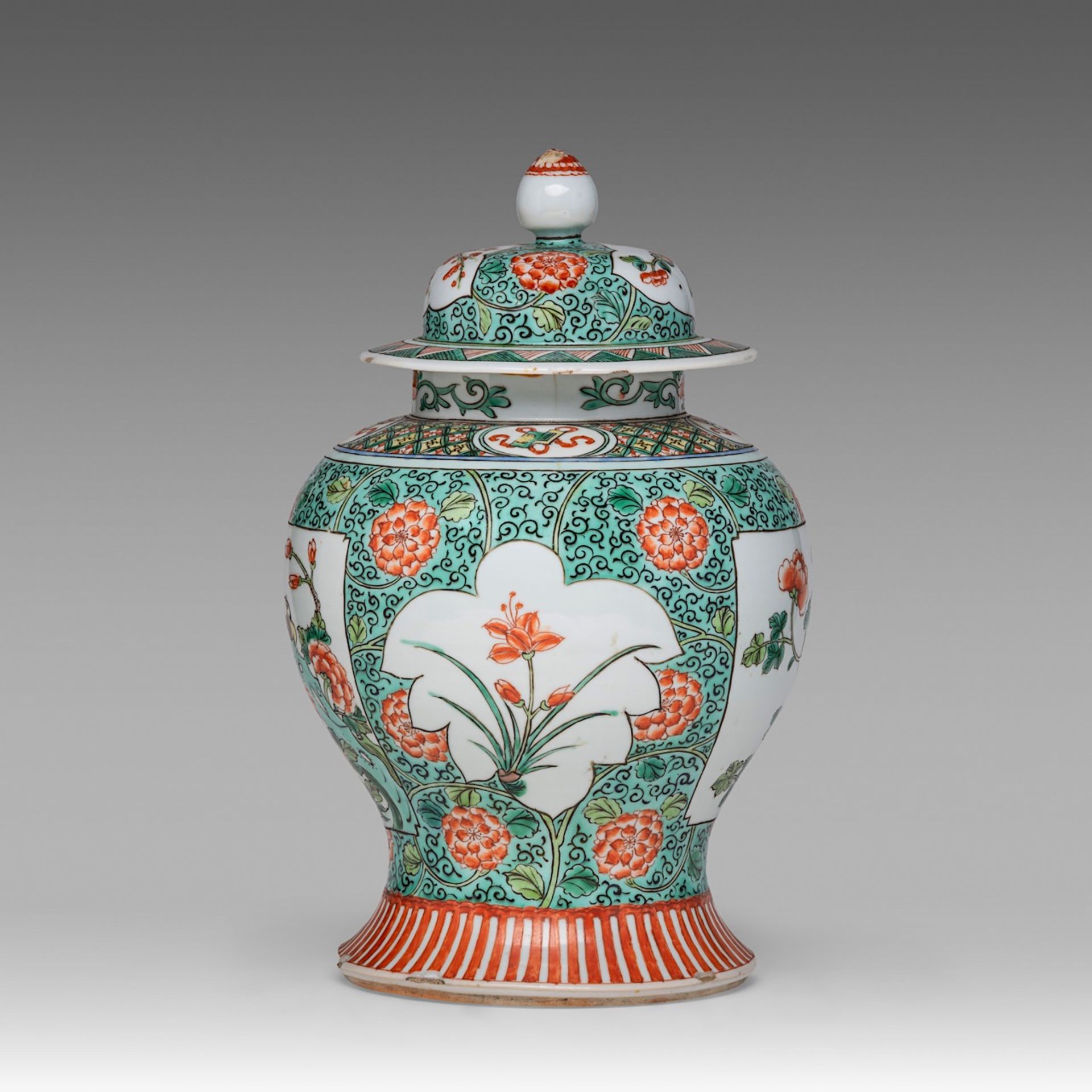 A Chinese famille verte 'Flower Gardens' covered vase, late 19thC/Republic period, H 35 cm - Bild 3 aus 7