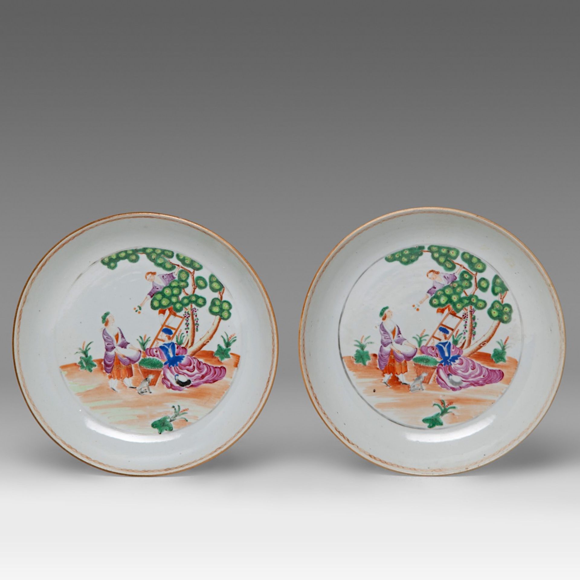 A pair of Chinese famille rose 'Cherry Pickers' plates, 18thC, dia 23,5 - added a series of five fam - Bild 6 aus 7