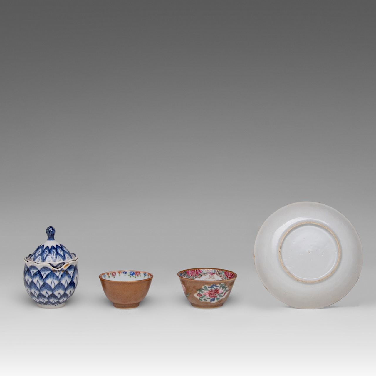 A small collection of Chinese medicine jars, late Qing and Kangxi period - and cafe-au-lait tea ware - Image 10 of 13