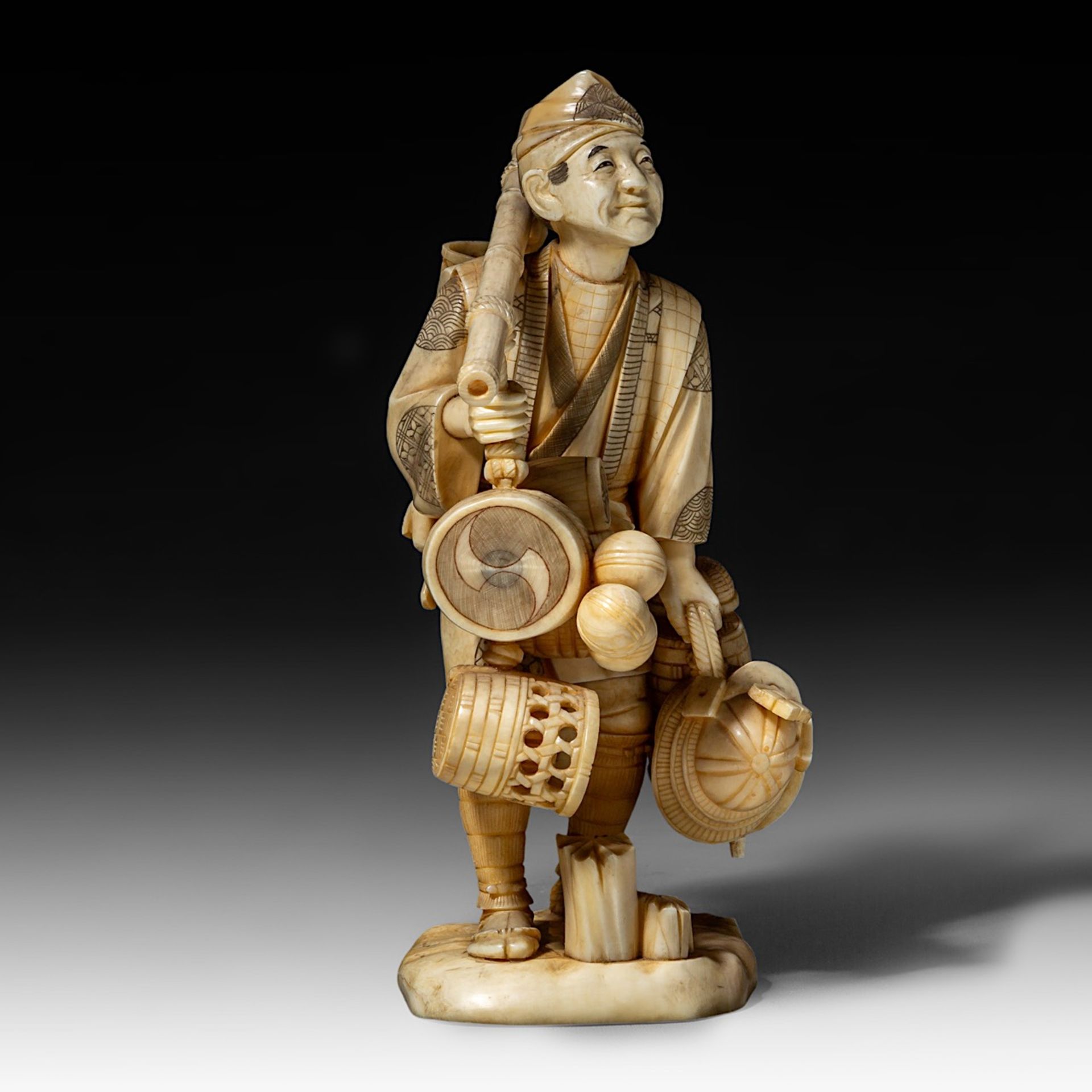 A fine Japanese hippo ivory okimono of a street seller, Meiji period (1868-1912), H 21 cm - 826g - Bild 8 aus 11