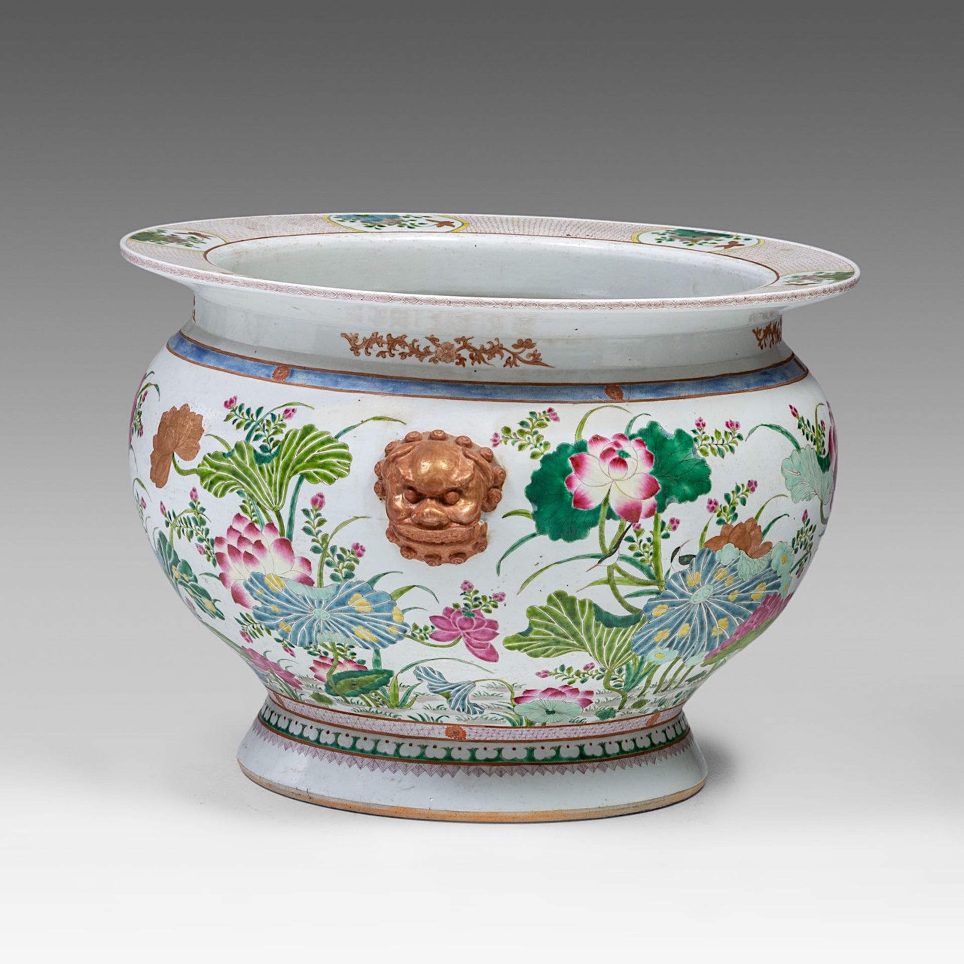 A French Samson famille rose 'Lotus Pond' fish bowl, paired with lion handles, 19thC, H 42,5 - dia 5 - Bild 4 aus 6