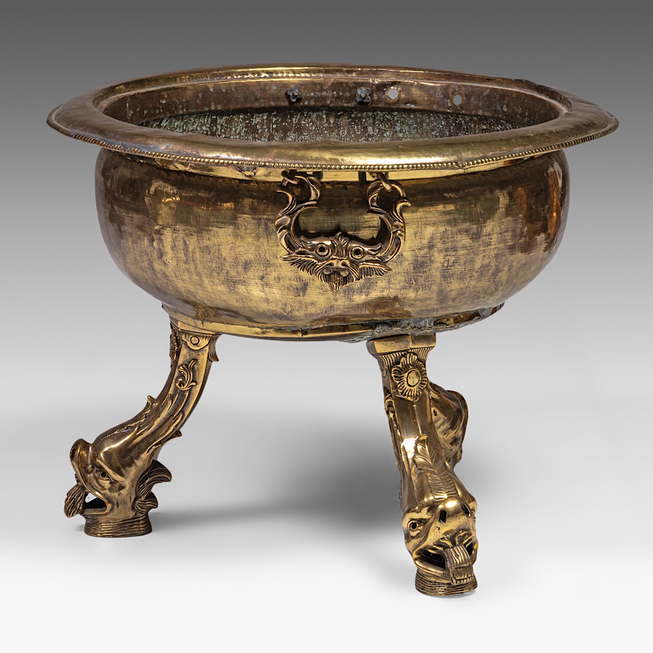 A brass wine cooler, the feet moddeled as dolphins, ca. 1700, H 47 - dia 60 cm - Image 2 of 6