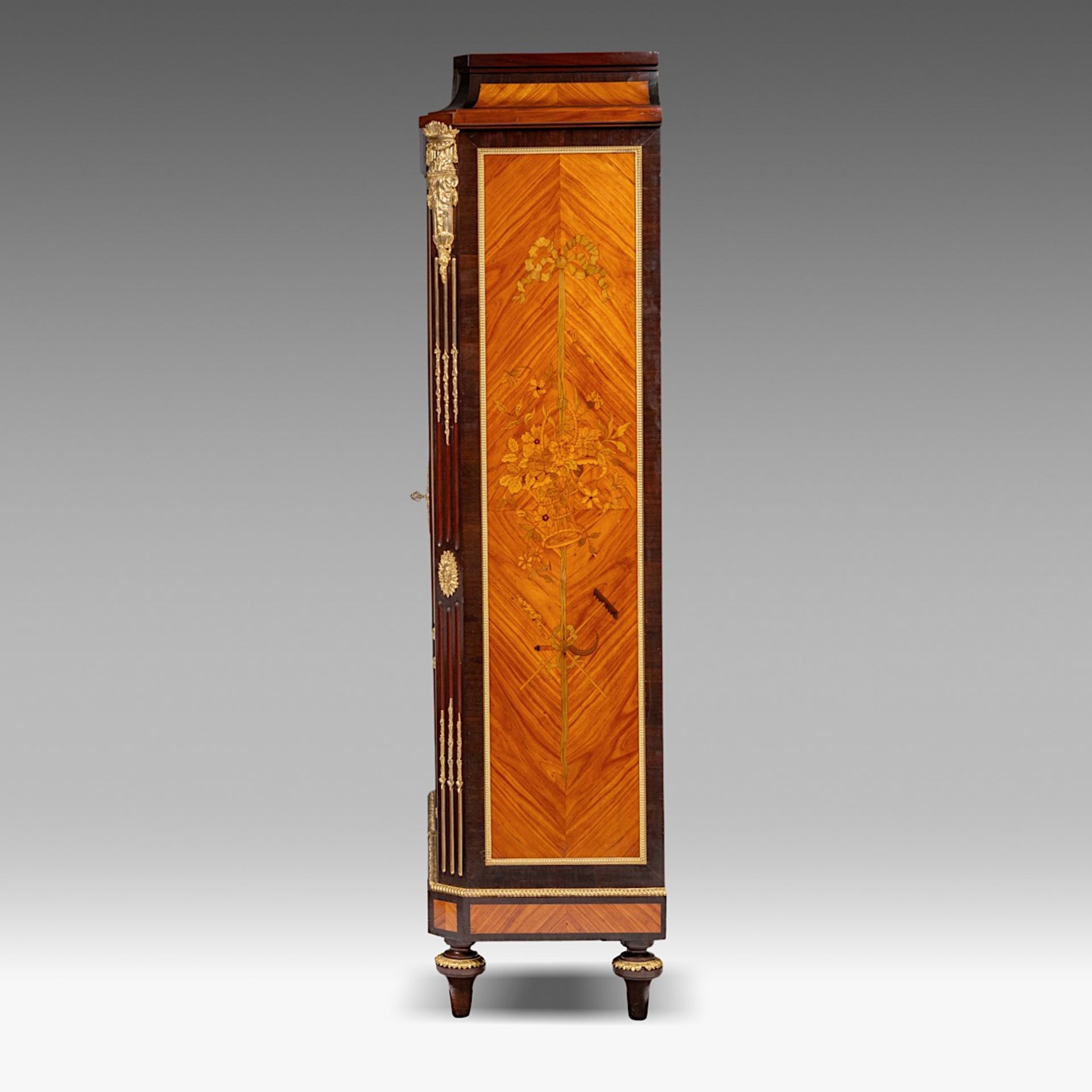 A Louis XVI-style display cabinet in the Linke manner with gilt bronze mounts, H 183 cm - W 115 cm - - Bild 3 aus 5