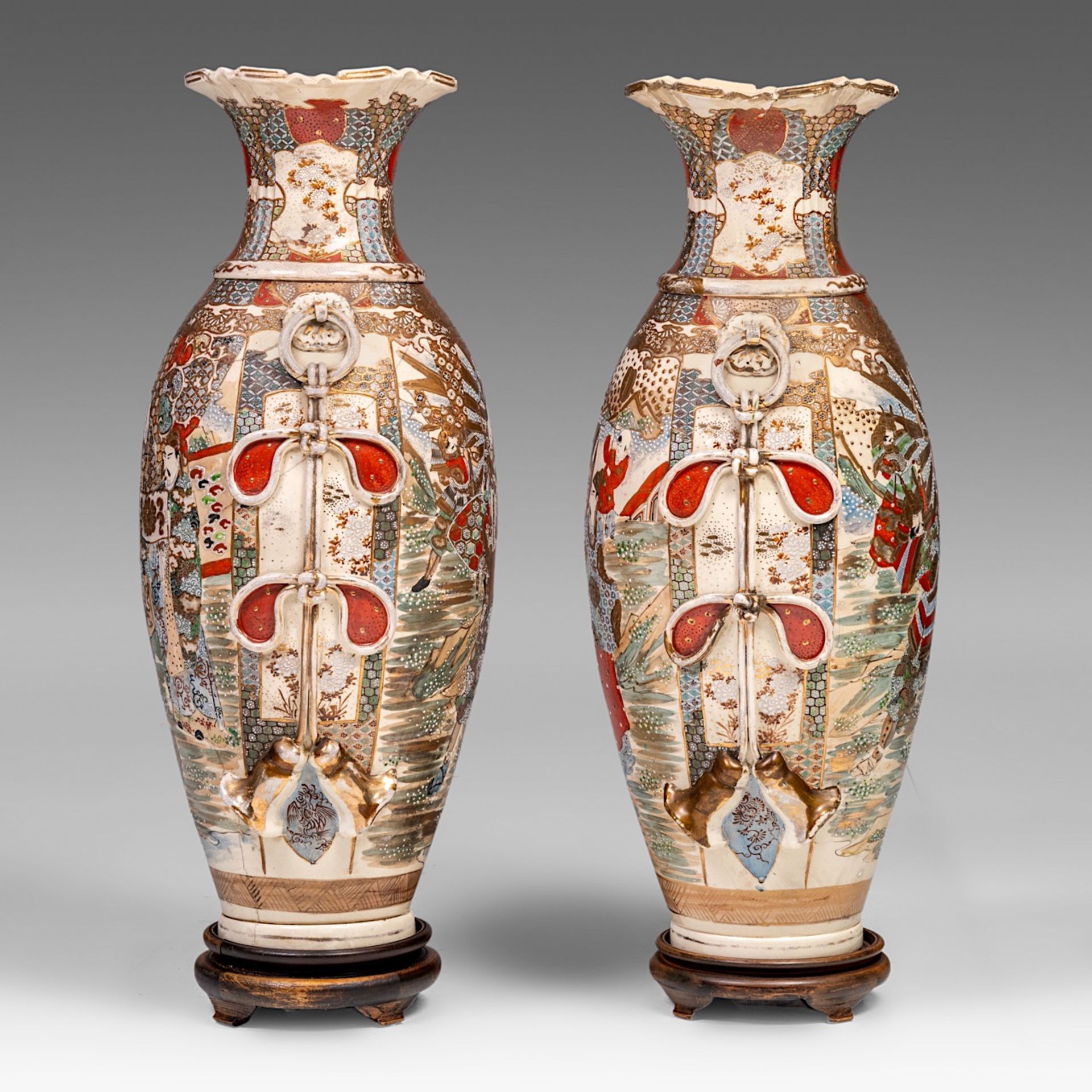A pair of Japanese Satsuma vases standing on hardwood bases, 20thC, H 79 cm (without base) - Bild 4 aus 6
