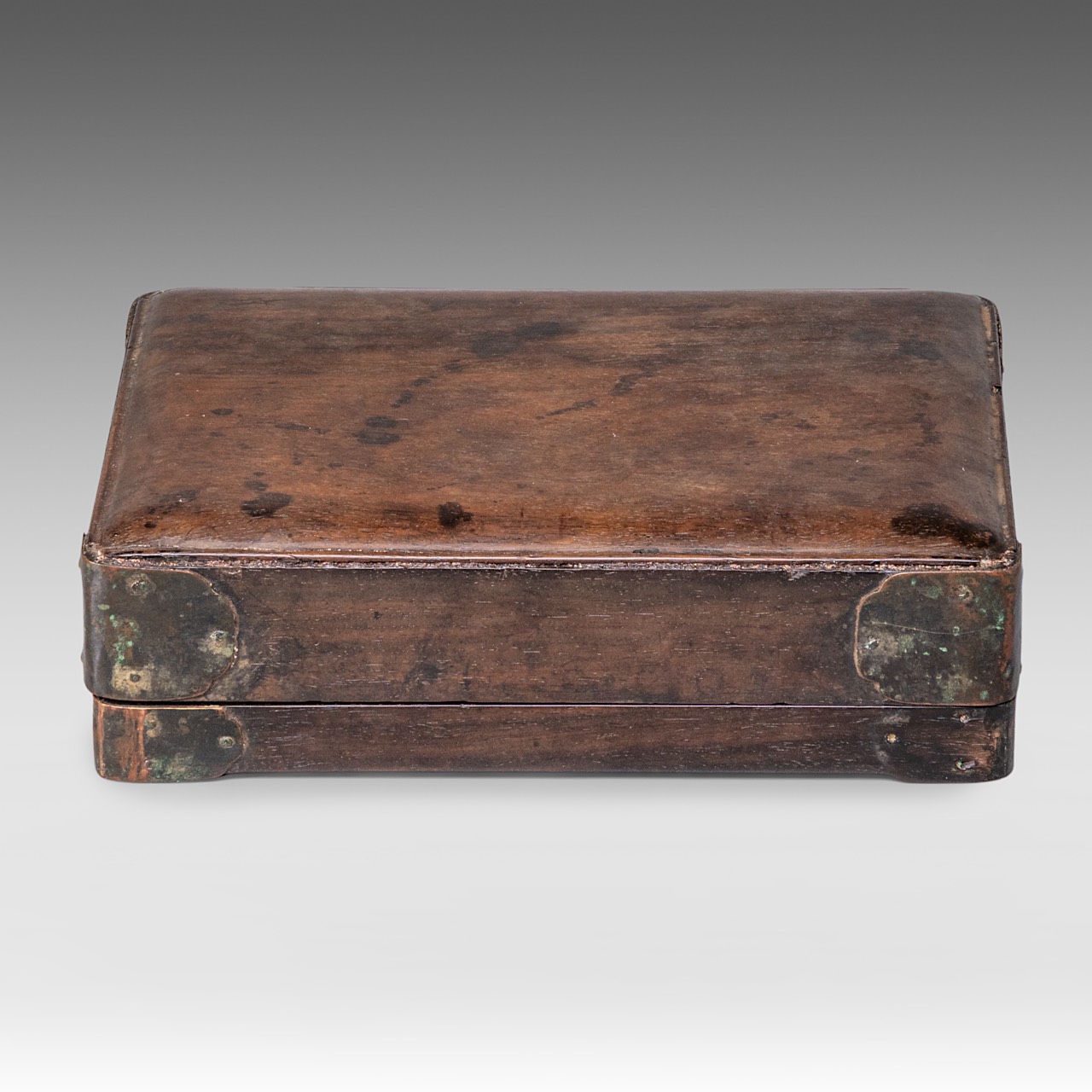 A Chinese hardwood box and cover, presumably zitan wood, late Qing, 18 x 13,5 - H 5 cm - Image 4 of 10